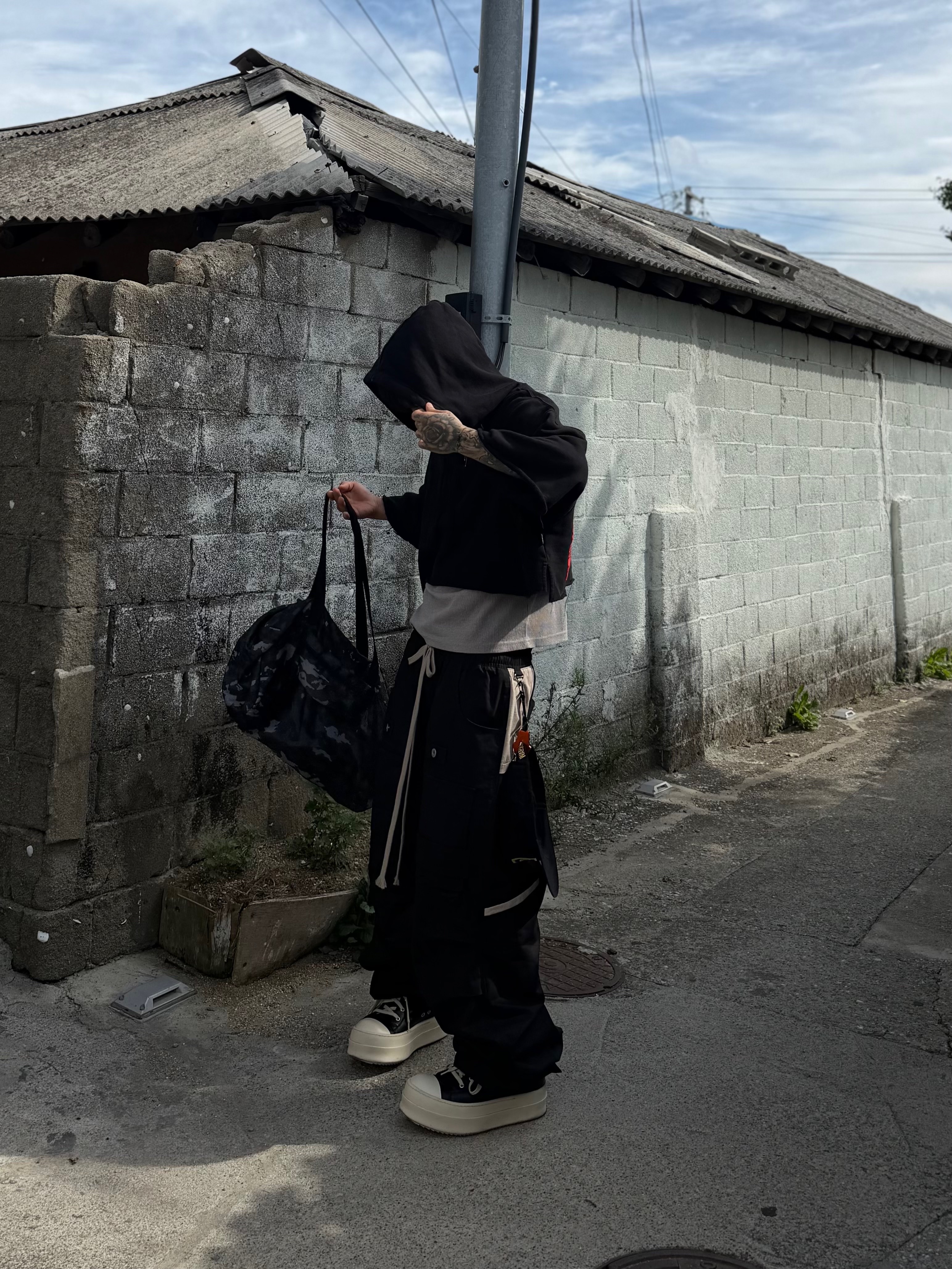 Wapworks Camp Supply Cargo Pants Black, Rick Owens Mega Bumper Sneakers Black Milk 착용 스타일 - 2