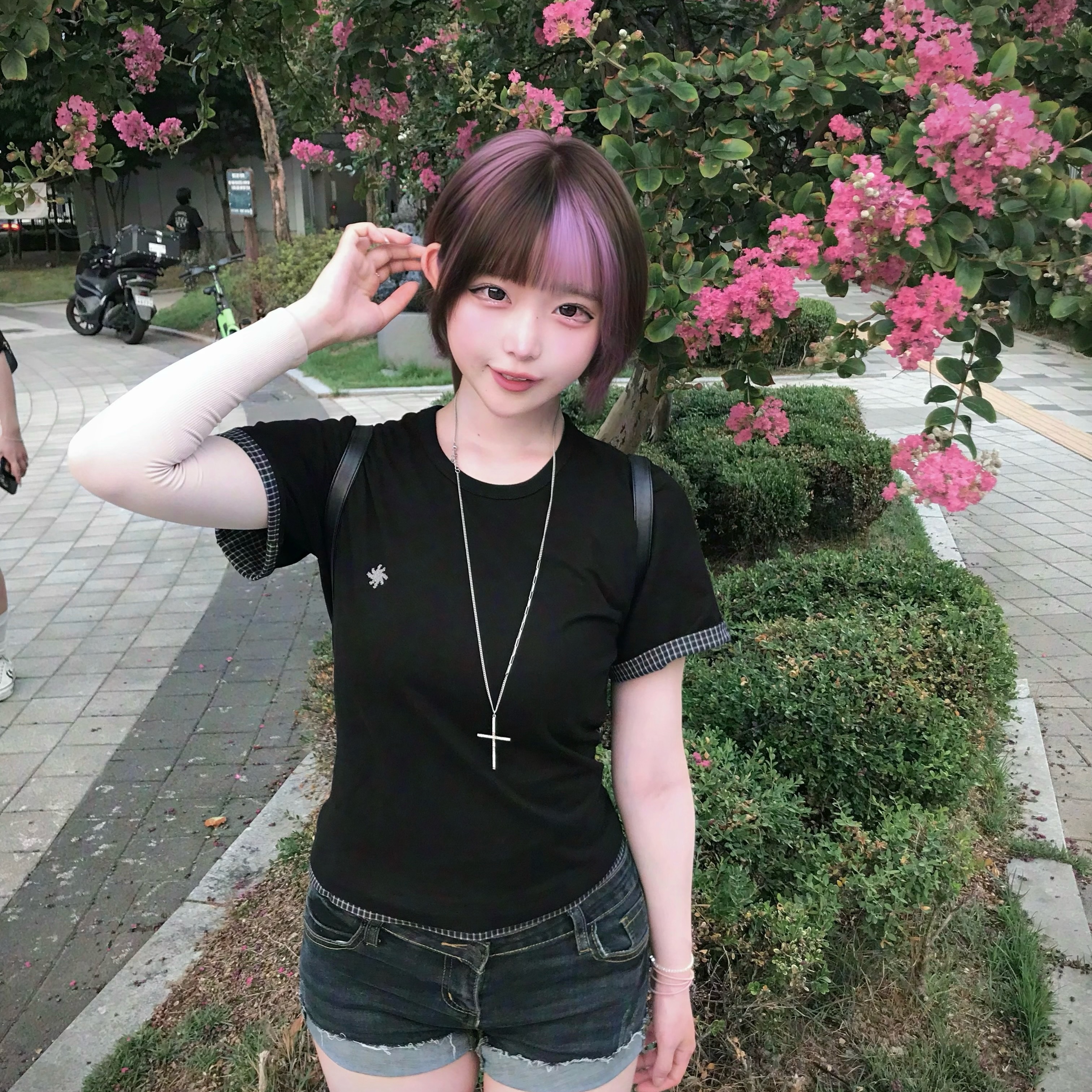SLOW RECORD HOUSE Layered Check Roll-Up T-Shirt Black 착용 스타일 - 1