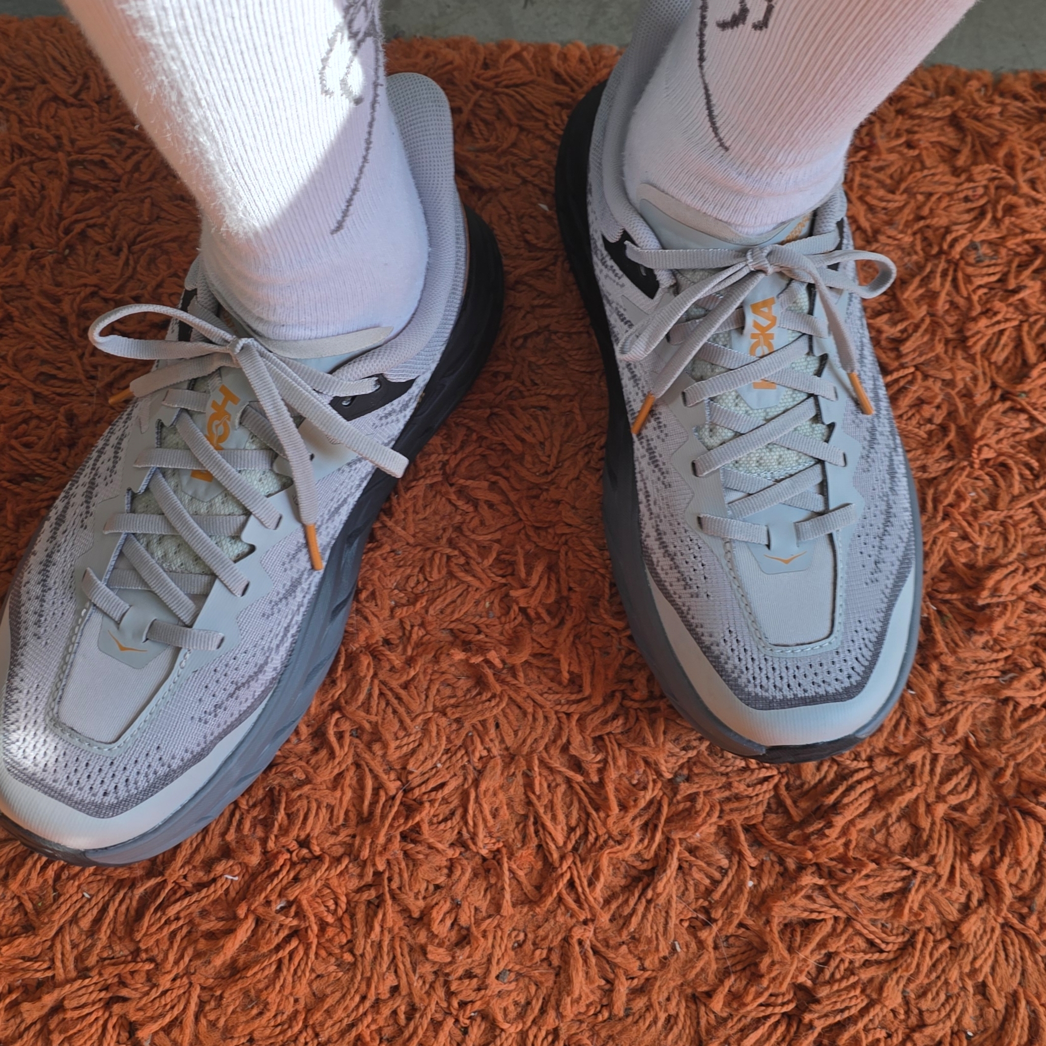 Hoka Speedgoat 5 White Black 착용 스타일