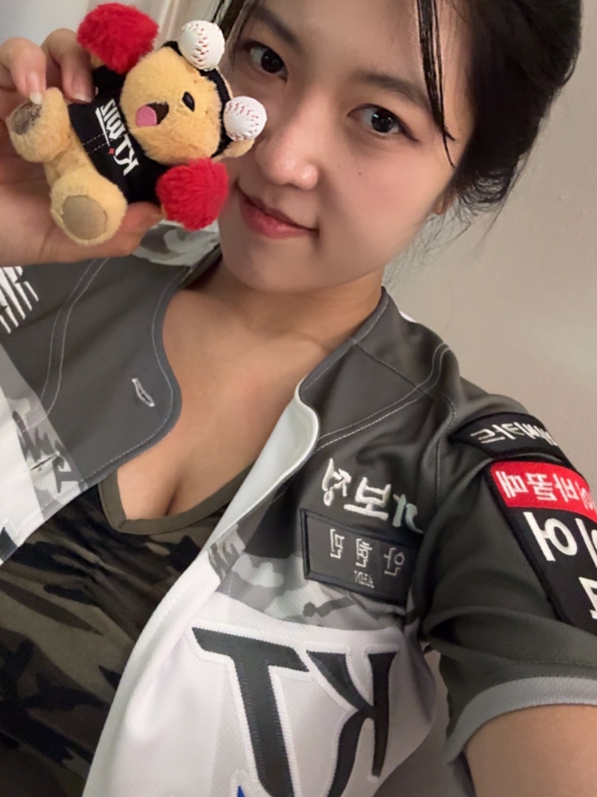 Starbucks x KBO Wiz Bearista Keychain 착용 스타일