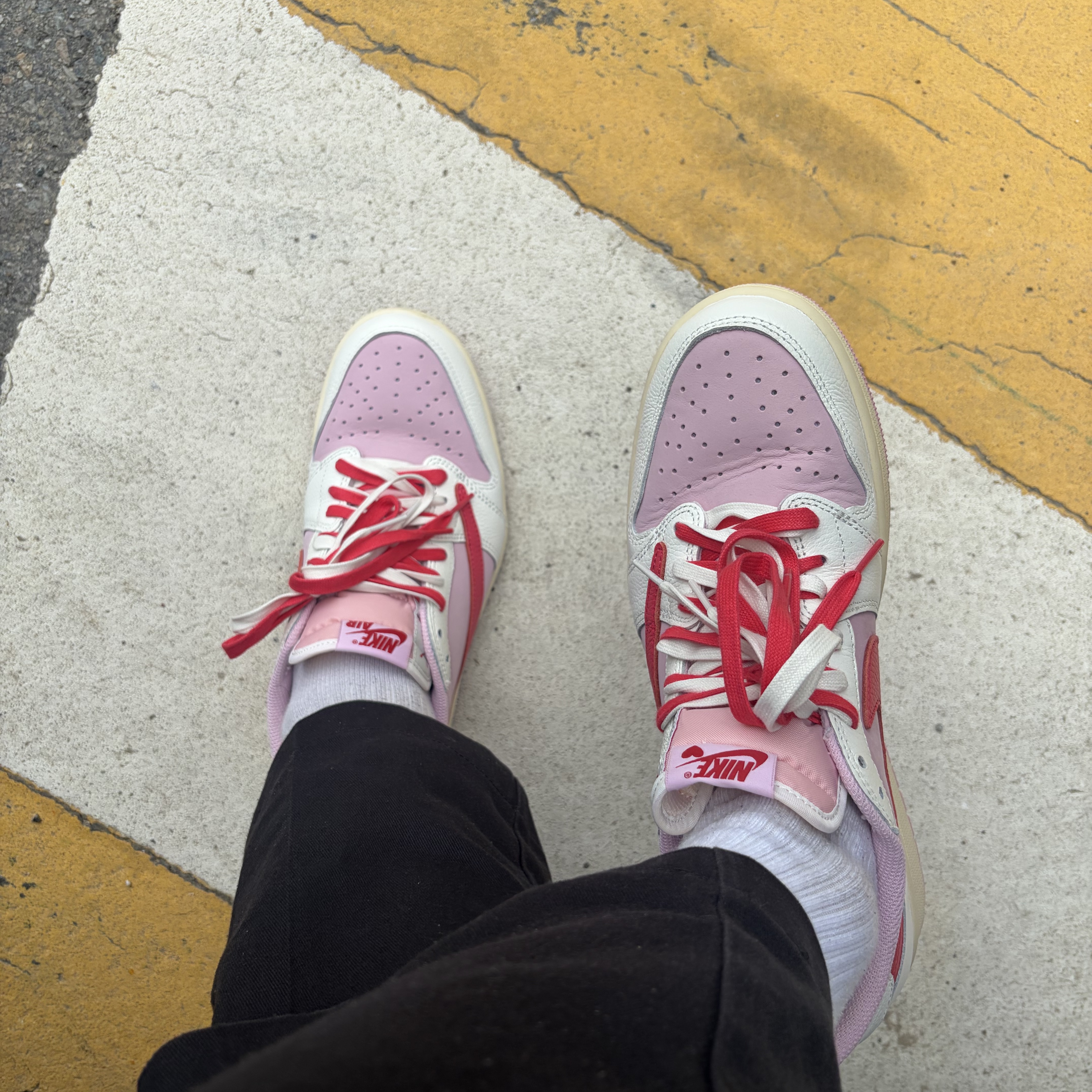 Jordan 1 x Travis Scott Retro Low OG SP Sail Tropical Pink 착용 스타일 - 2