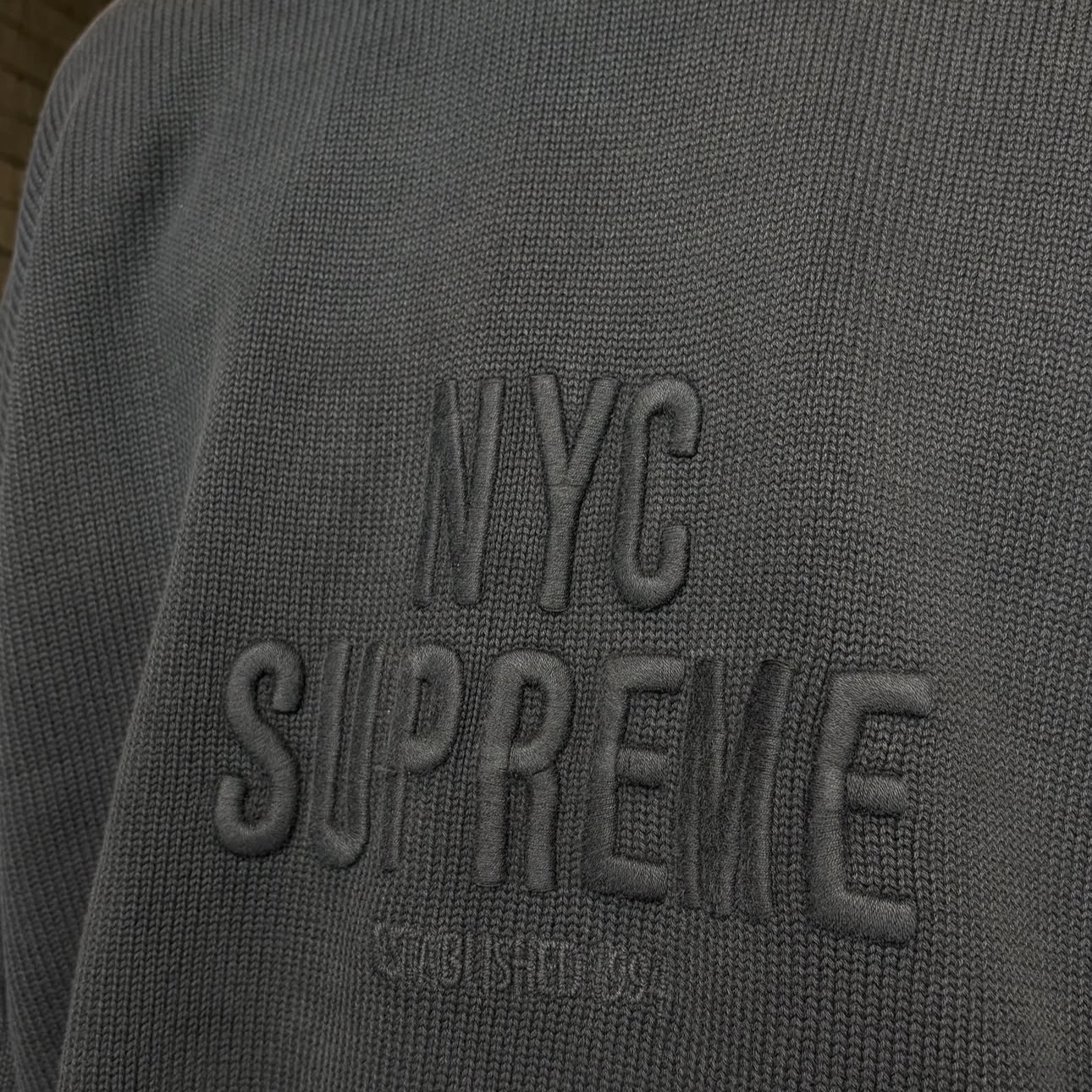 Supreme Overdyed Raised Sweater Purple - 26SS, Supreme Overdyed Raised Sweater Black - 26SS 착용 스타일 - 1