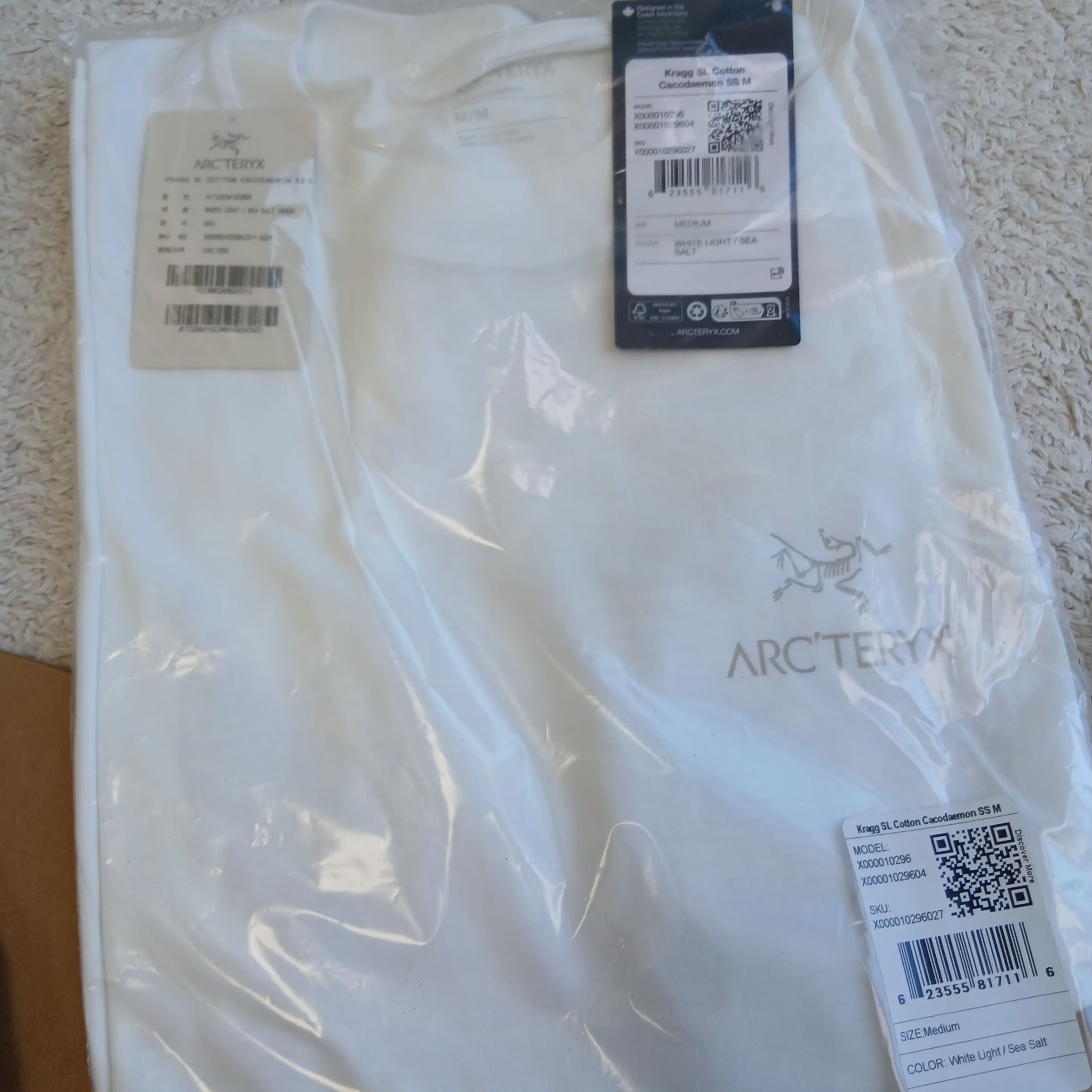 Arc'teryx Kragg SL Cotton Cacodaemon SS T-Shirt White Light Sea Salt, Arc'teryx Kragg SL Cotton Cacodaemon SS T-Shirt Pineberry Stone Red 착용 스타일 - 2