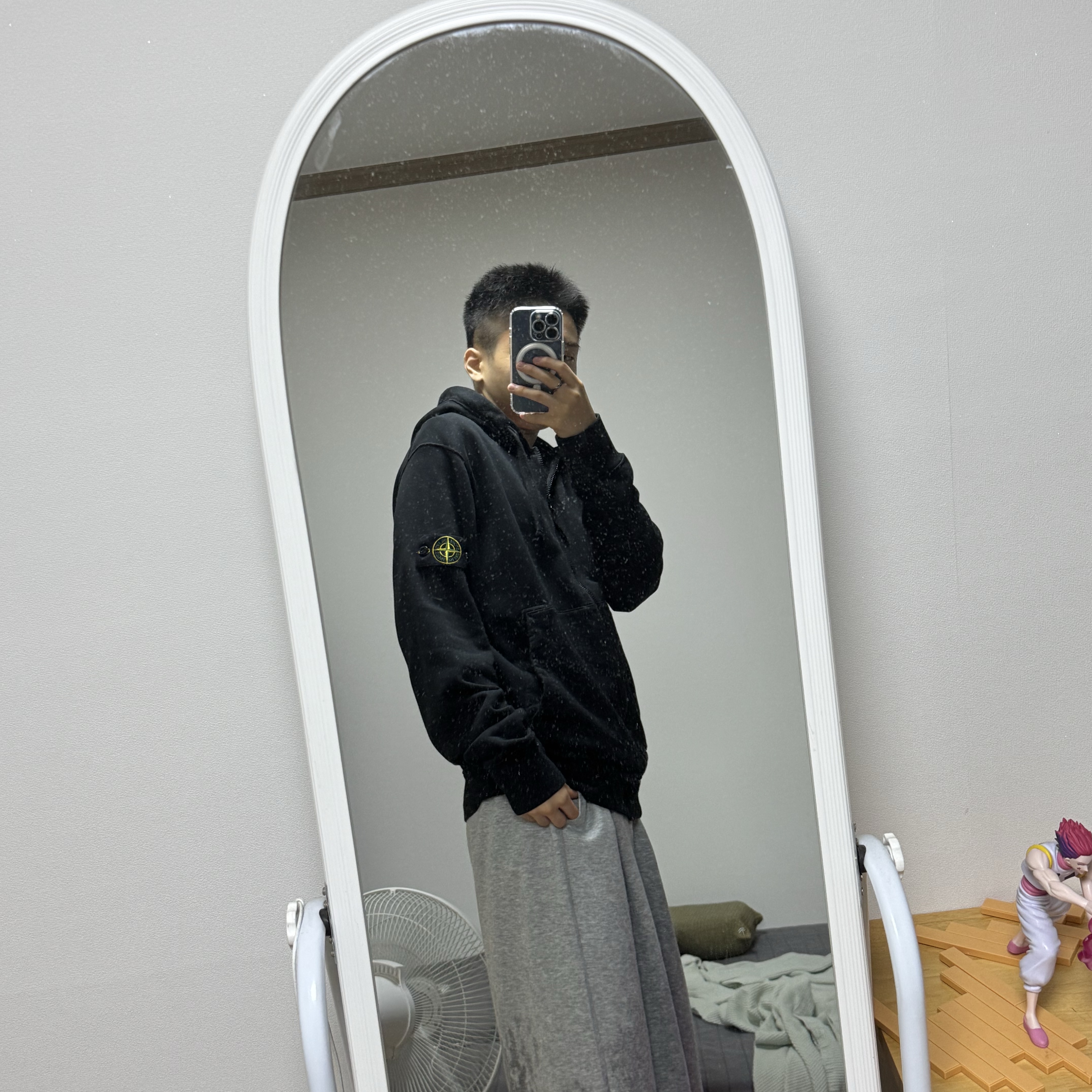 Stone Island 6100061 Organic Cotton Fleece Regular-Fit Zip-Up Hooded Sweatshirt Black - 26SS 착용 스타일