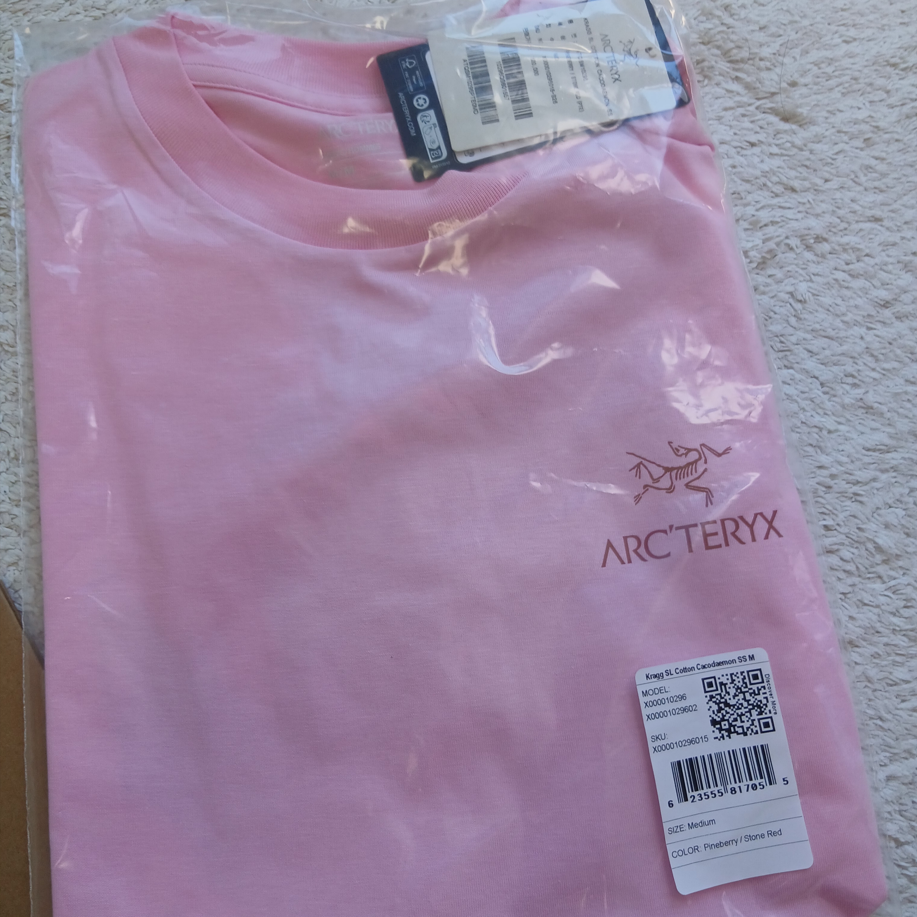 Arc'teryx Kragg SL Cotton Cacodaemon SS T-Shirt White Light Sea Salt, Arc'teryx Kragg SL Cotton Cacodaemon SS T-Shirt Pineberry Stone Red 착용 스타일 - 3