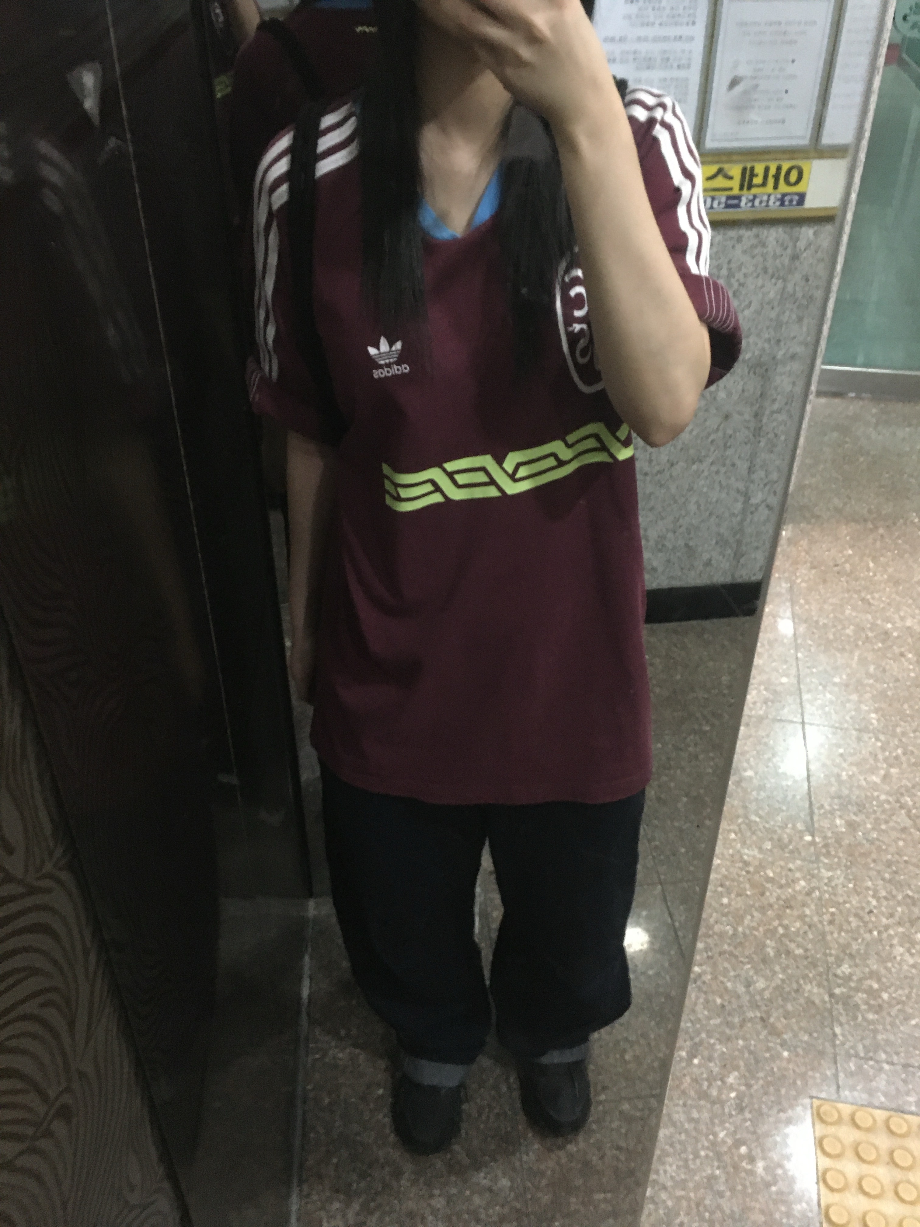 Adidas x Yeseyesee BS Team T-Shirts Victory Crimson - KR Sizing, New Balance 410v5 Black - 2E Wide 착용 스타일