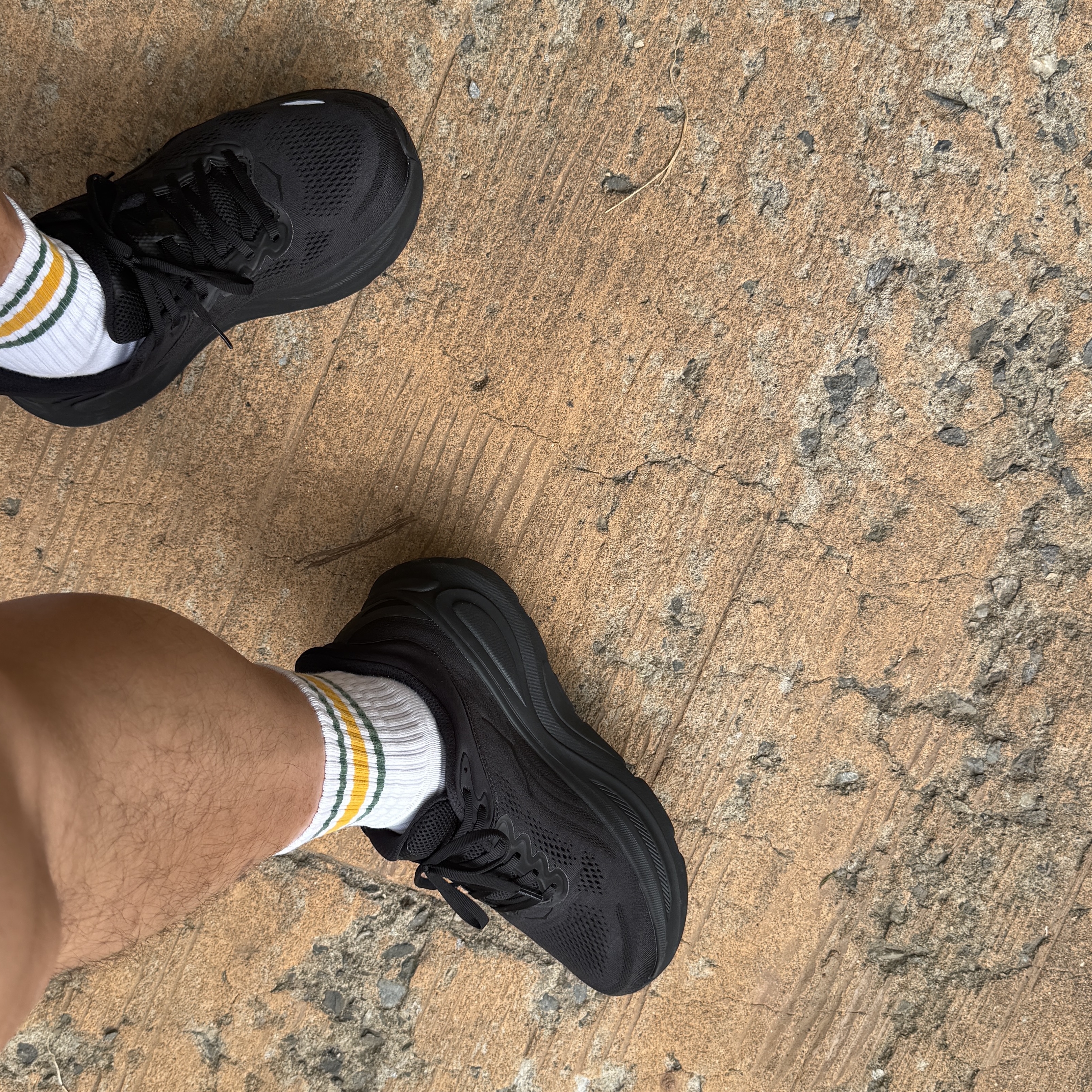Hoka Bondi 9 Black - Wide 착용 스타일