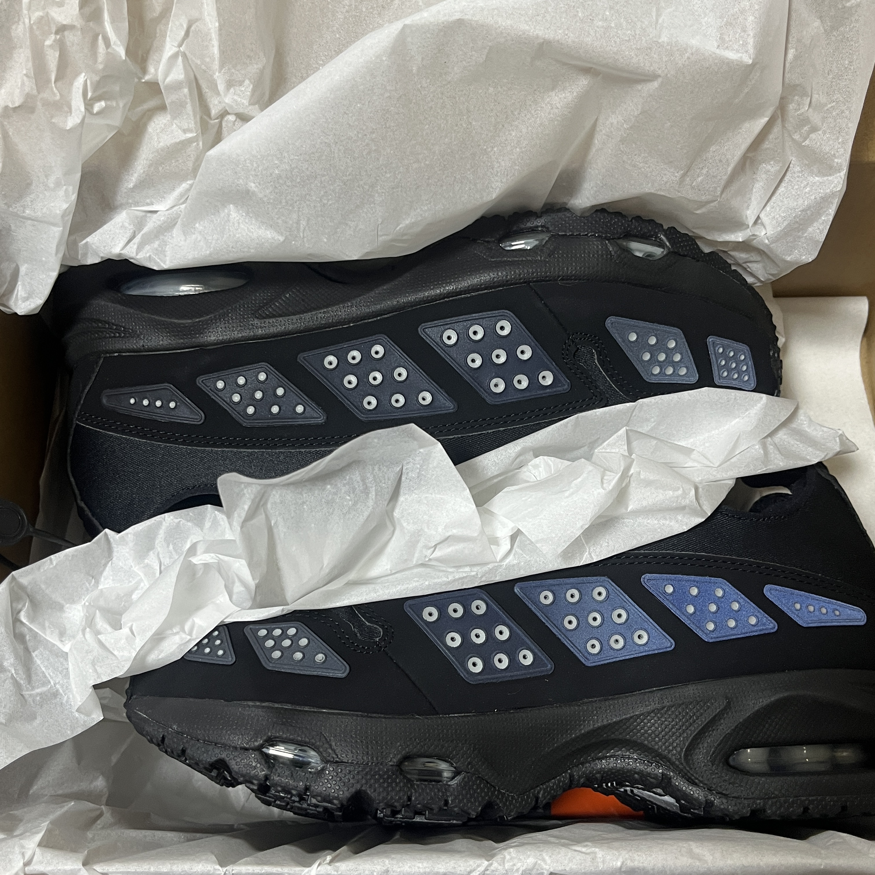 (W) Nike Air Max SNDR Black and Silver 착용 스타일 - 1