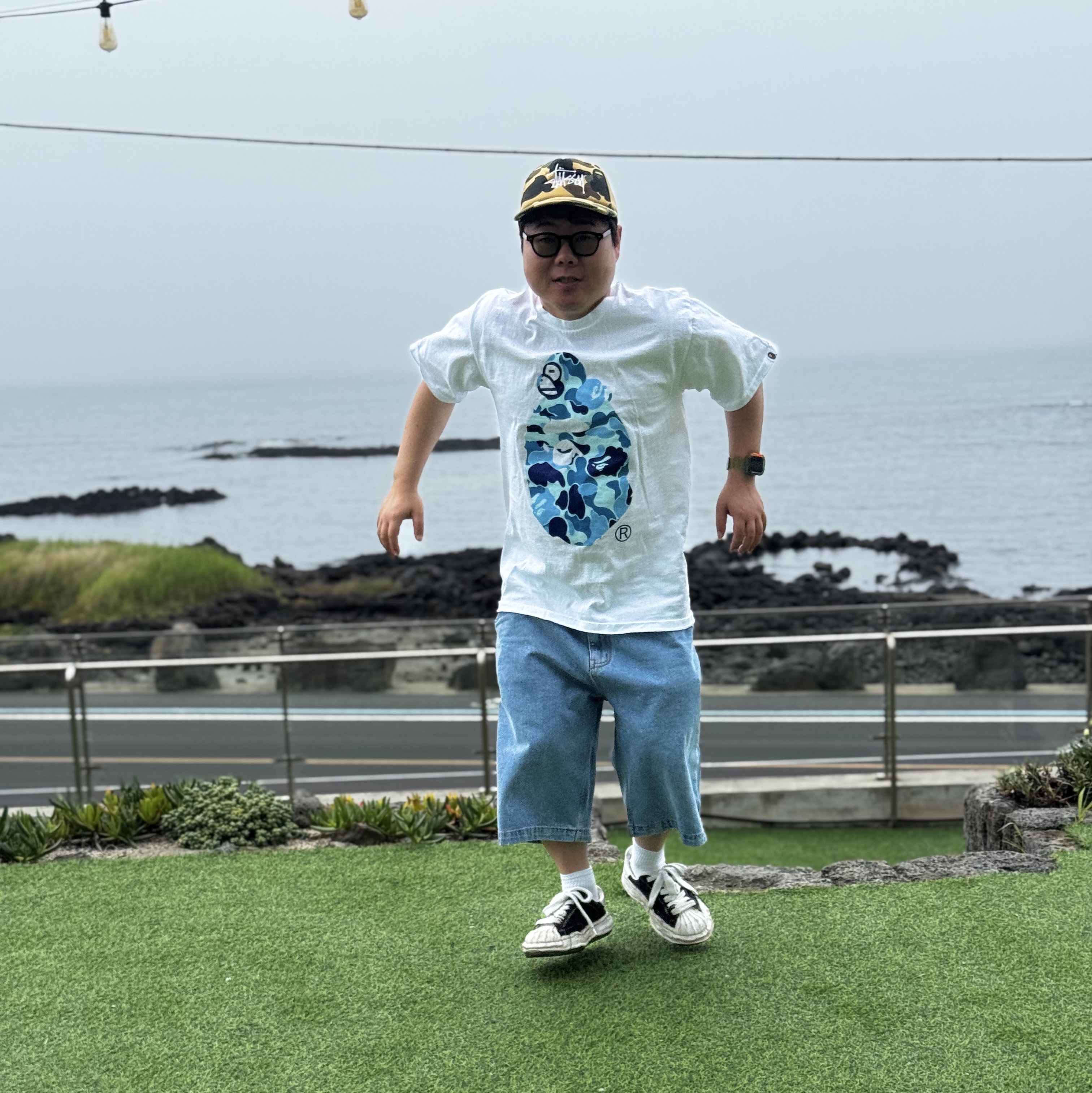 Stussy x BAPE Trucker Cap Yellow, BAPE ABC Camo Milo On Big Ape T-Shirt White Blue 착용 스타일