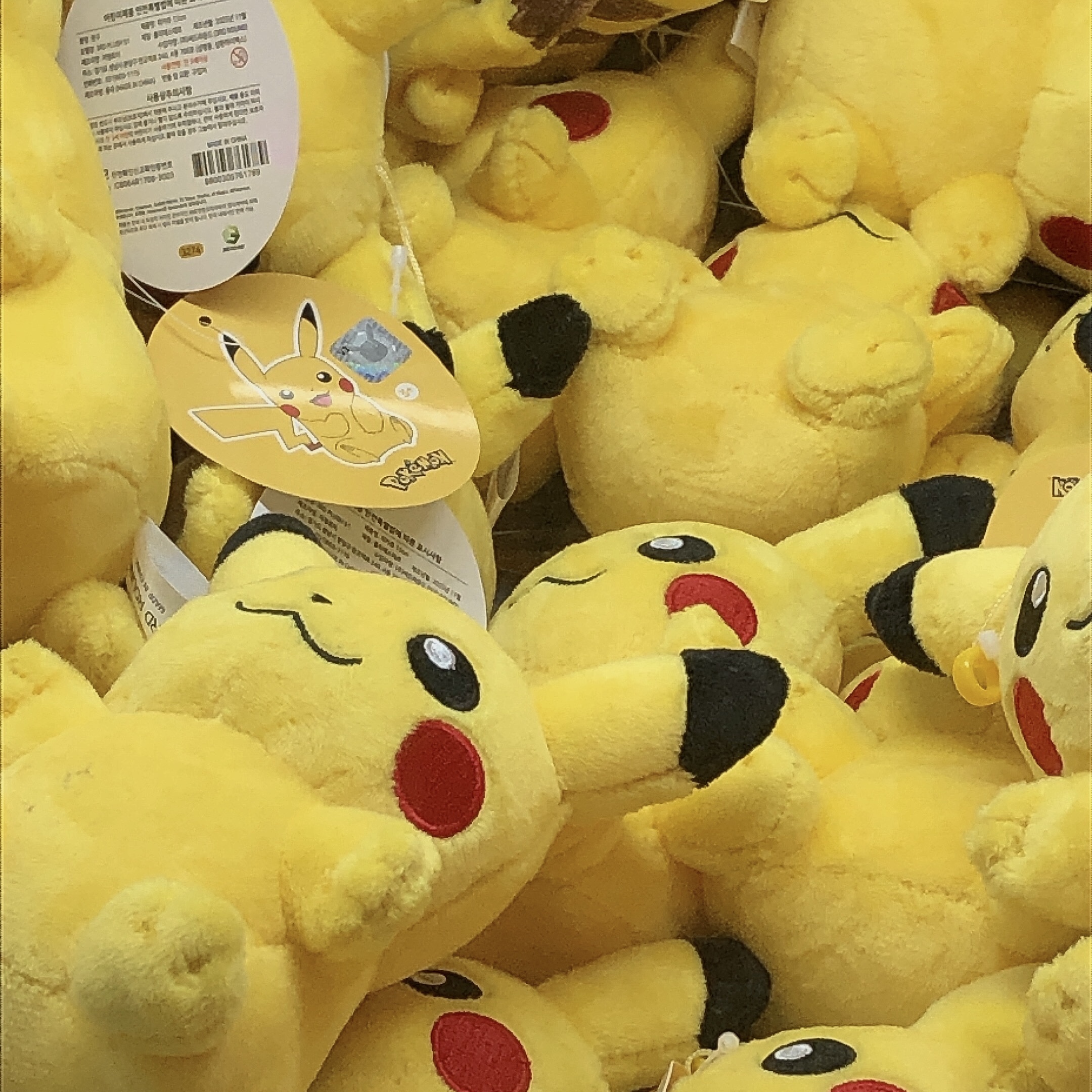 Uniqlo UT x Pokemon Graphic T-Shirt 1A White, Pokemon Monster Collection 30th Anniversary Pikachu Okaeri! Plush 착용 스타일