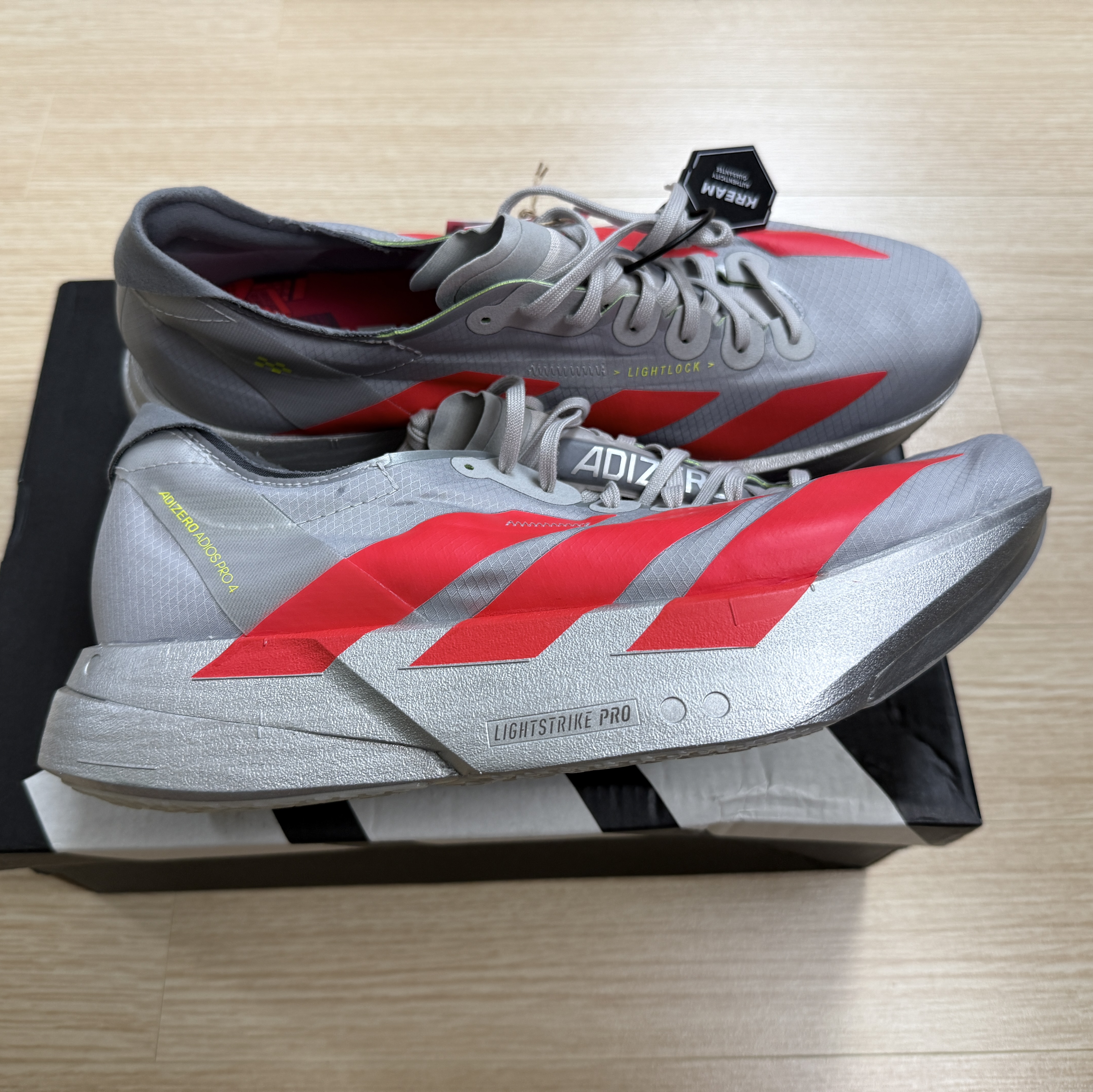 Adidas Adizero Adios Pro 4 Silver Metallic Lucid Red 착용 스타일 - 4