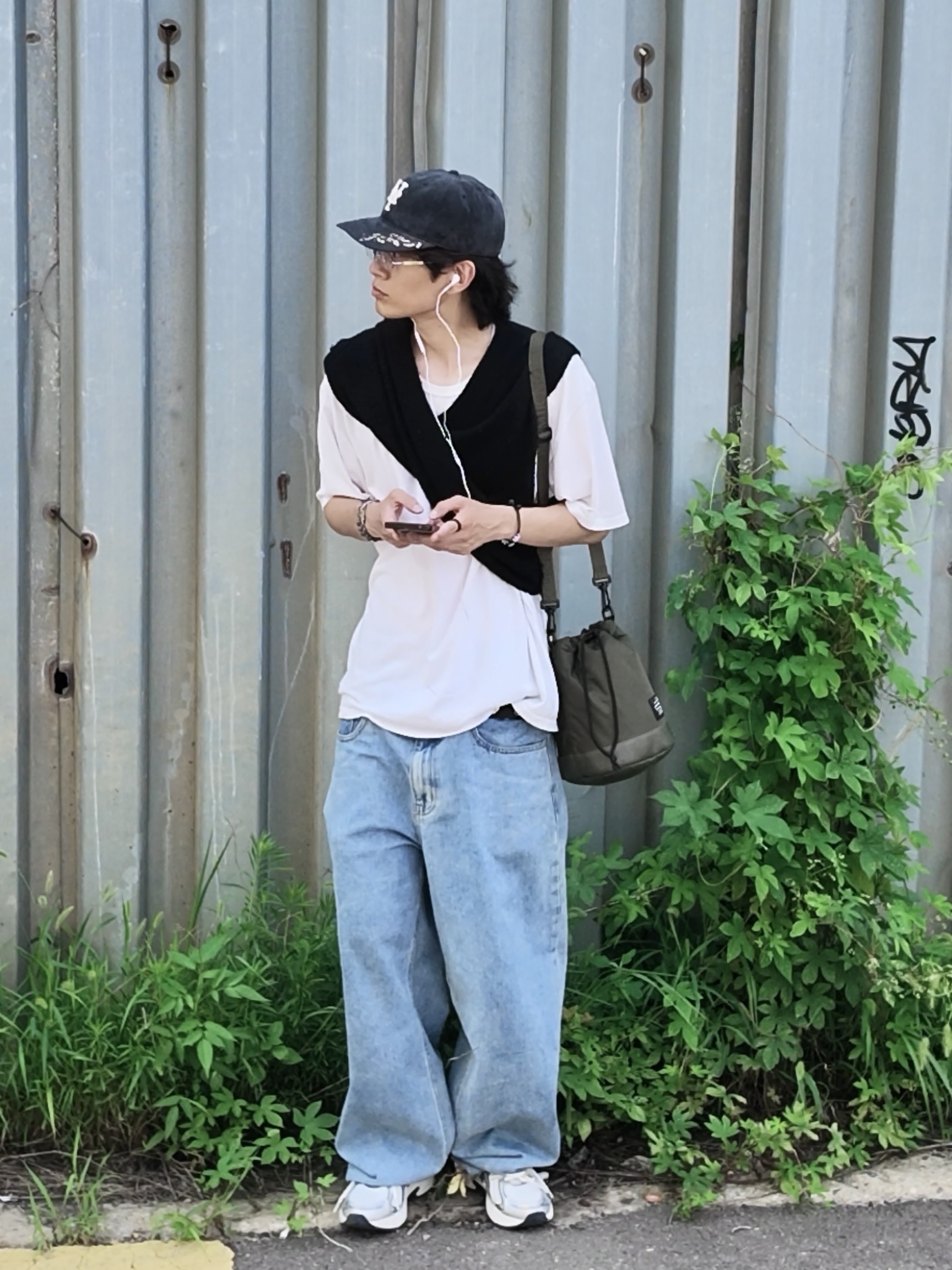 Gentle Monster x Maison Margiela MM217 Silver Clear, GU x Undercover Shoulder Bag Olive 착용 스타일 - 1
