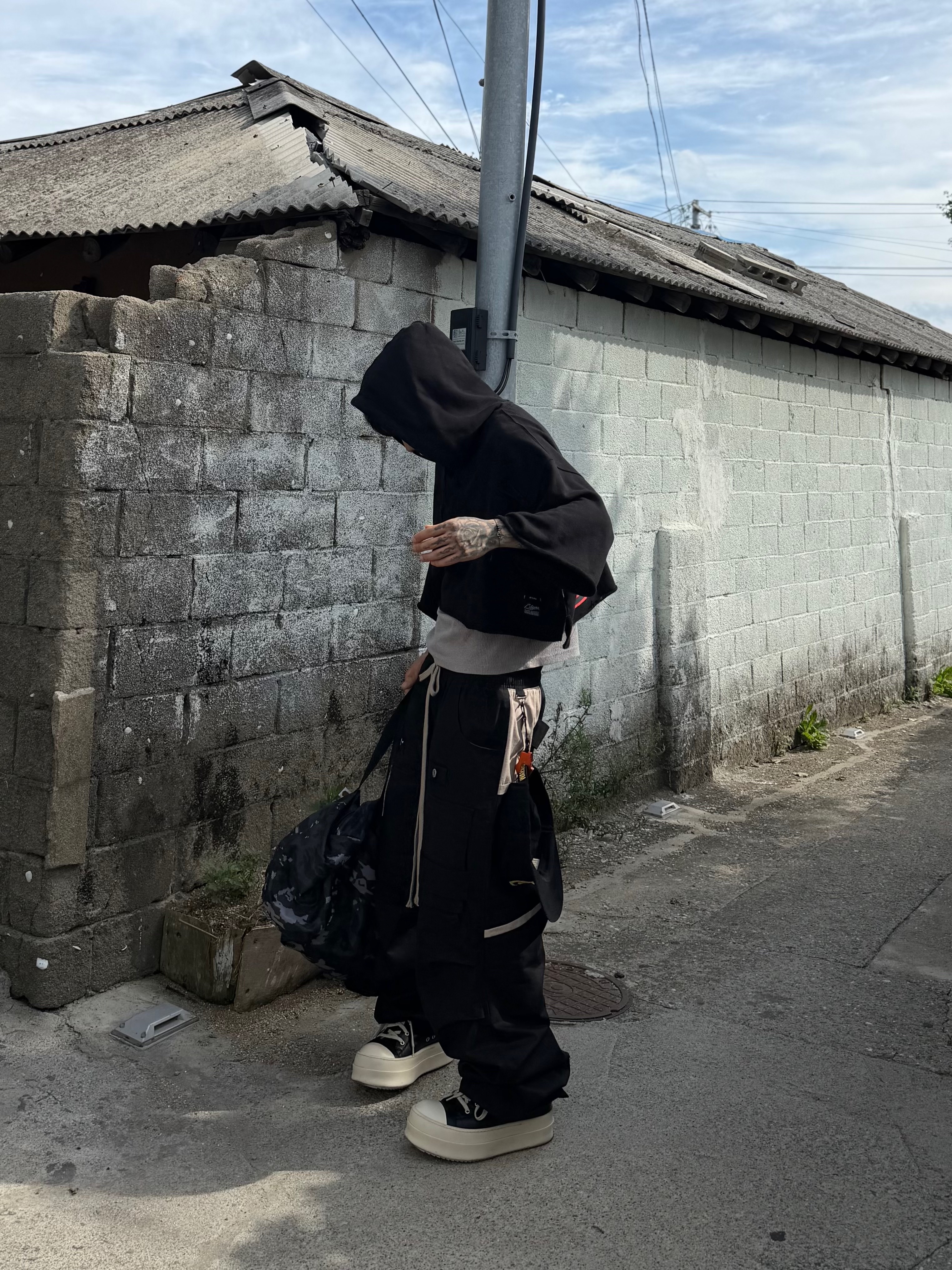Wapworks Camp Supply Cargo Pants Black, Rick Owens Mega Bumper Sneakers Black Milk 착용 스타일 - 1