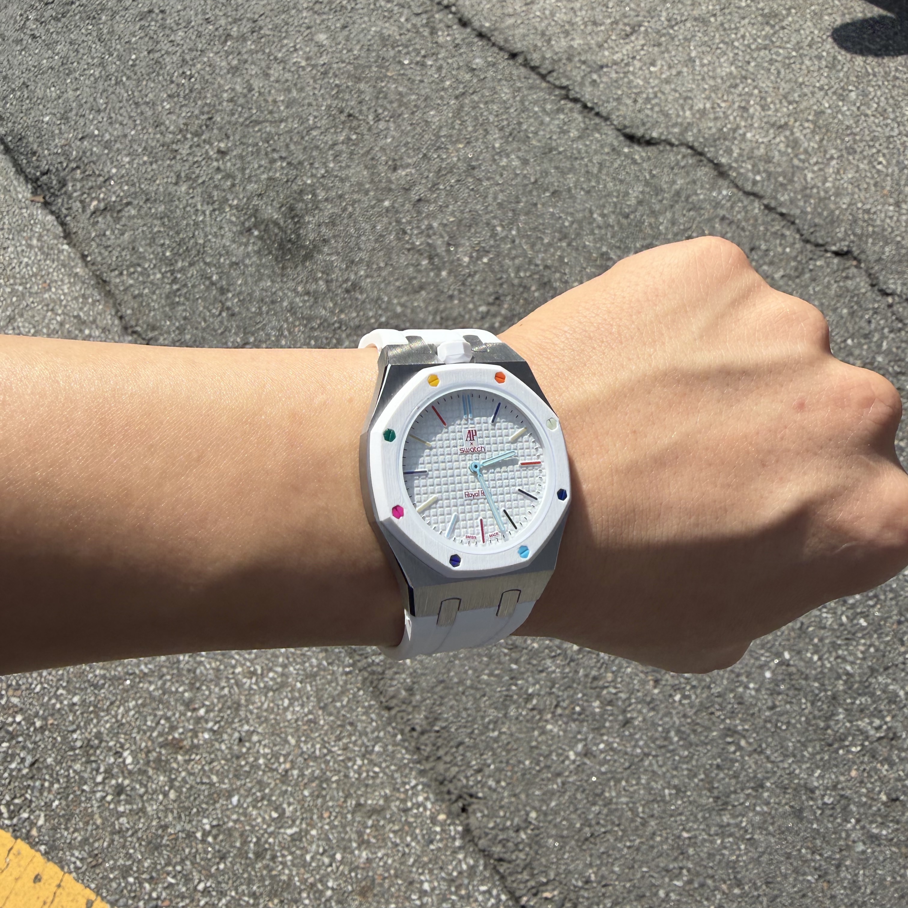 Swatch x Audemars Piguet Bioceramic Royal Pop Ocho Negro 착용 스타일 - 1