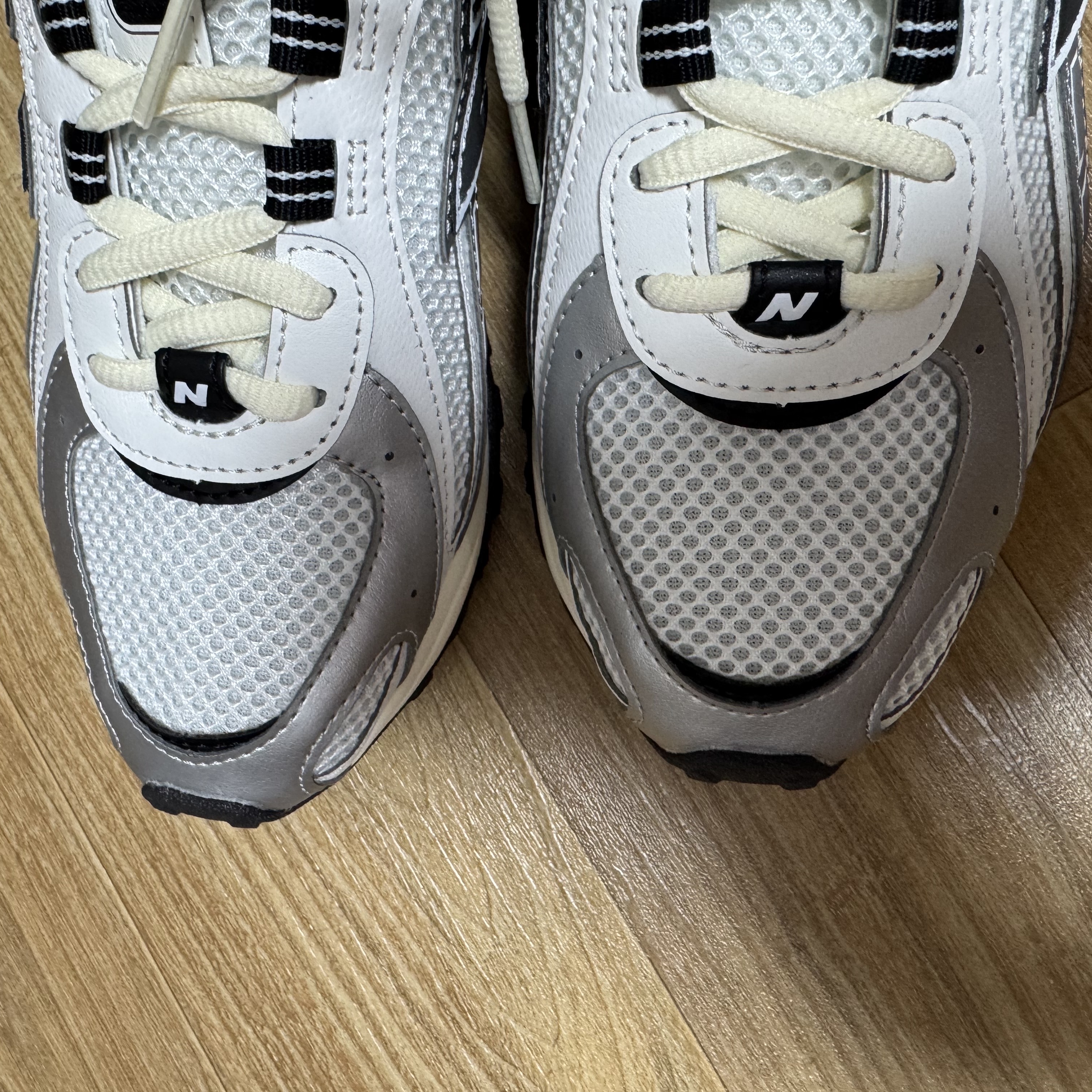 New Balance 204L Silver Metallic Black 착용 스타일 - 3
