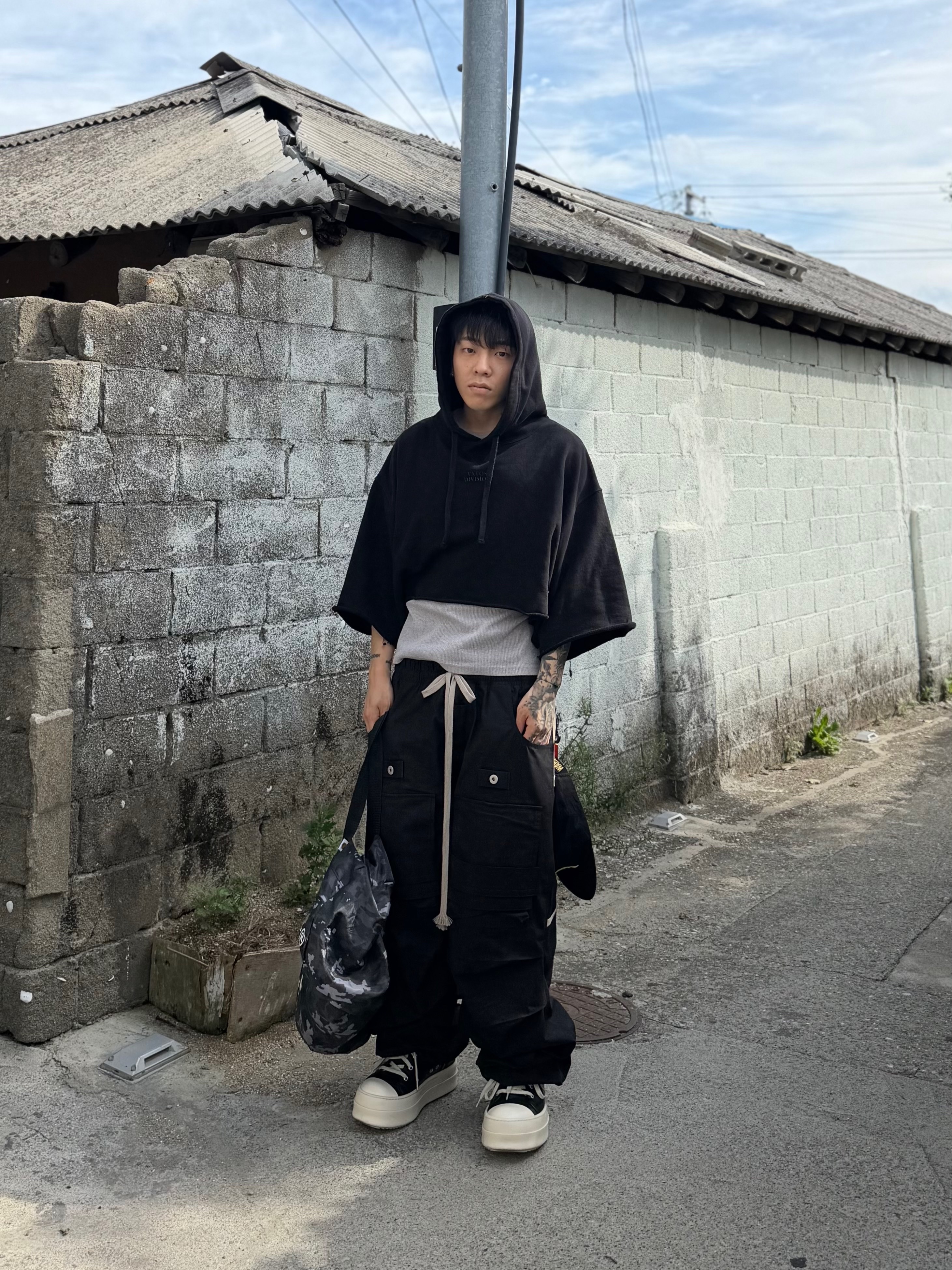 Wapworks Camp Supply Cargo Pants Black, Rick Owens Mega Bumper Sneakers Black Milk 착용 스타일 - 6