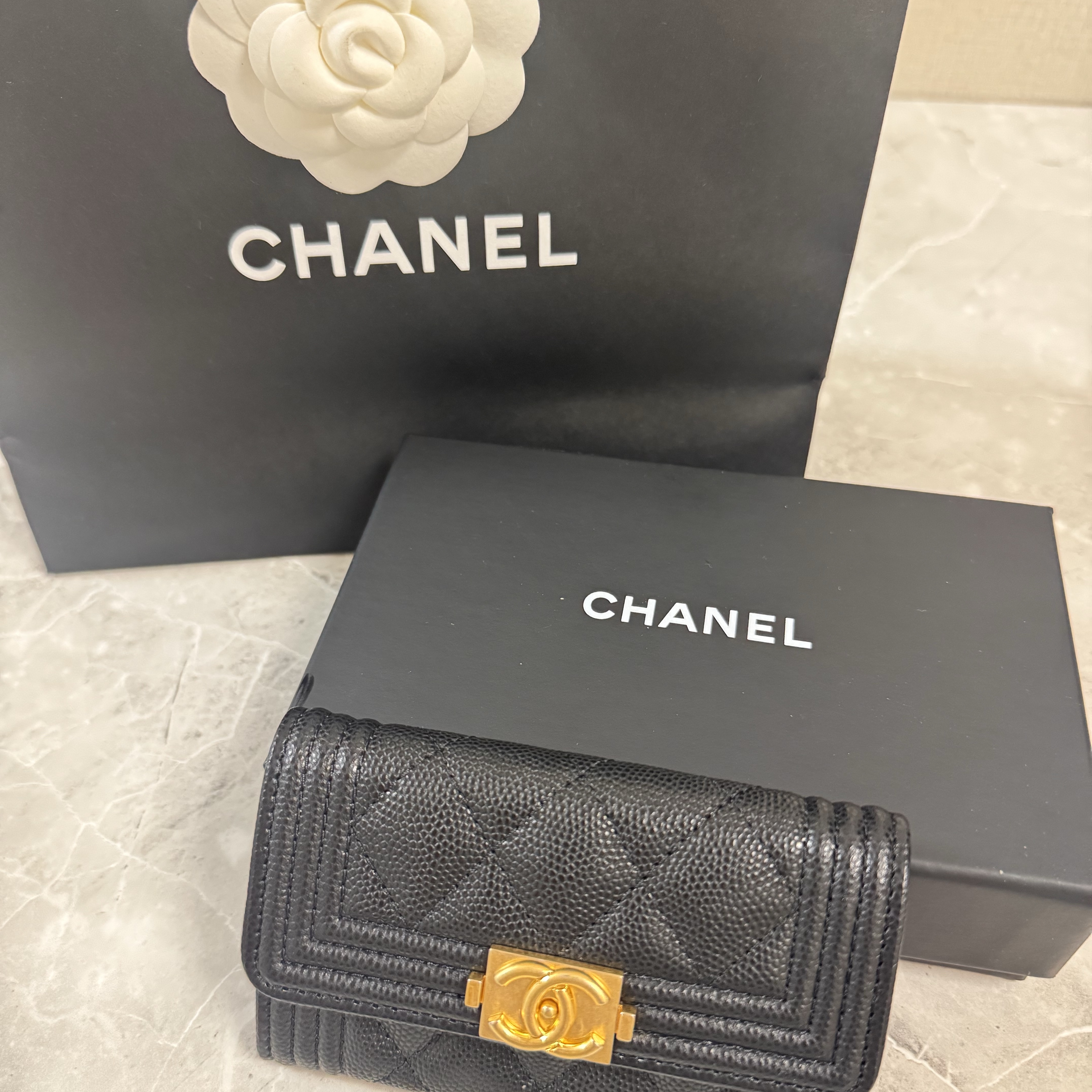 Chanel Boy Chanel Flap Card Holder Grained Calfskin & Gold Black 착용 스타일