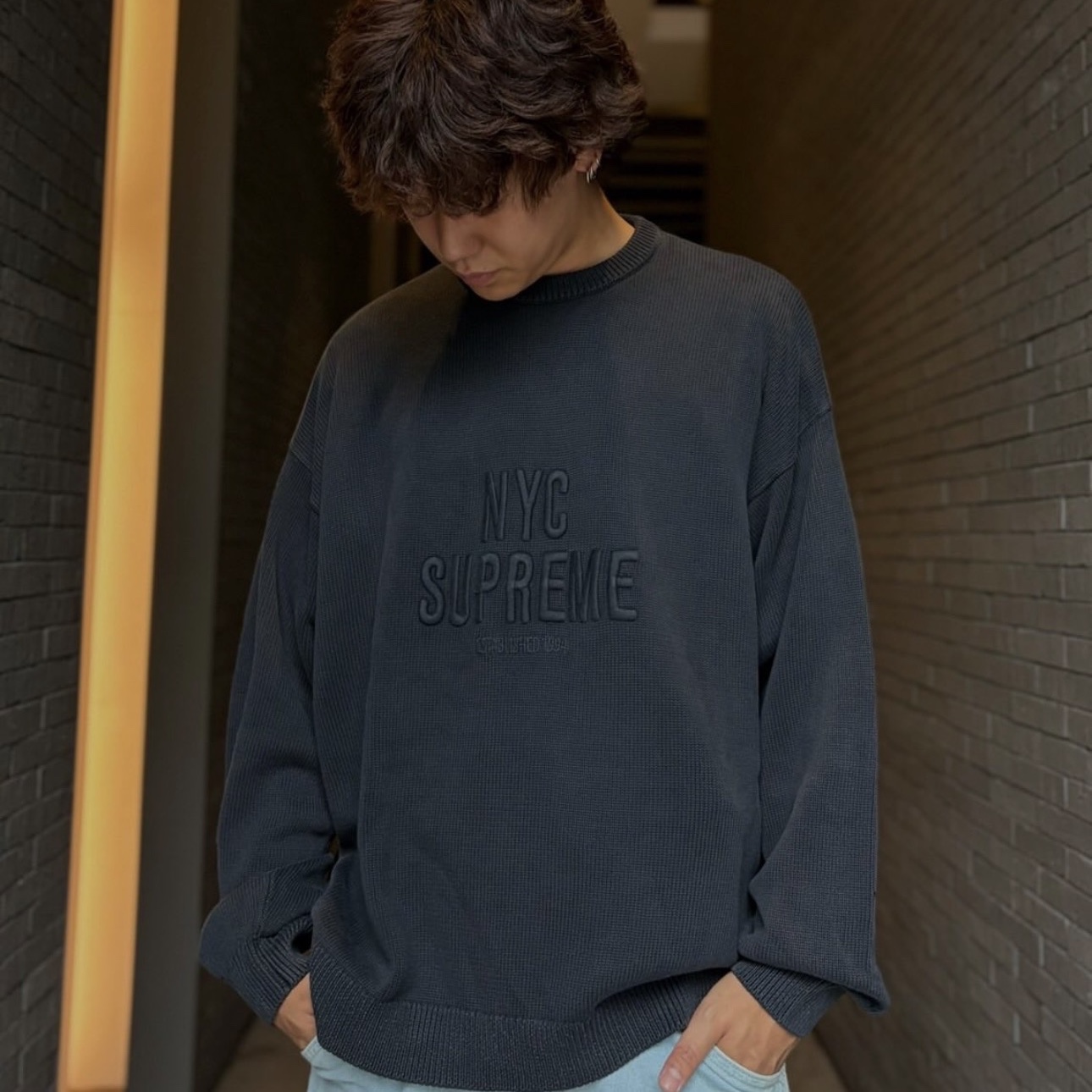 Supreme Overdyed Raised Sweater Purple - 26SS, Supreme Overdyed Raised Sweater Black - 26SS 착용 스타일 - 2