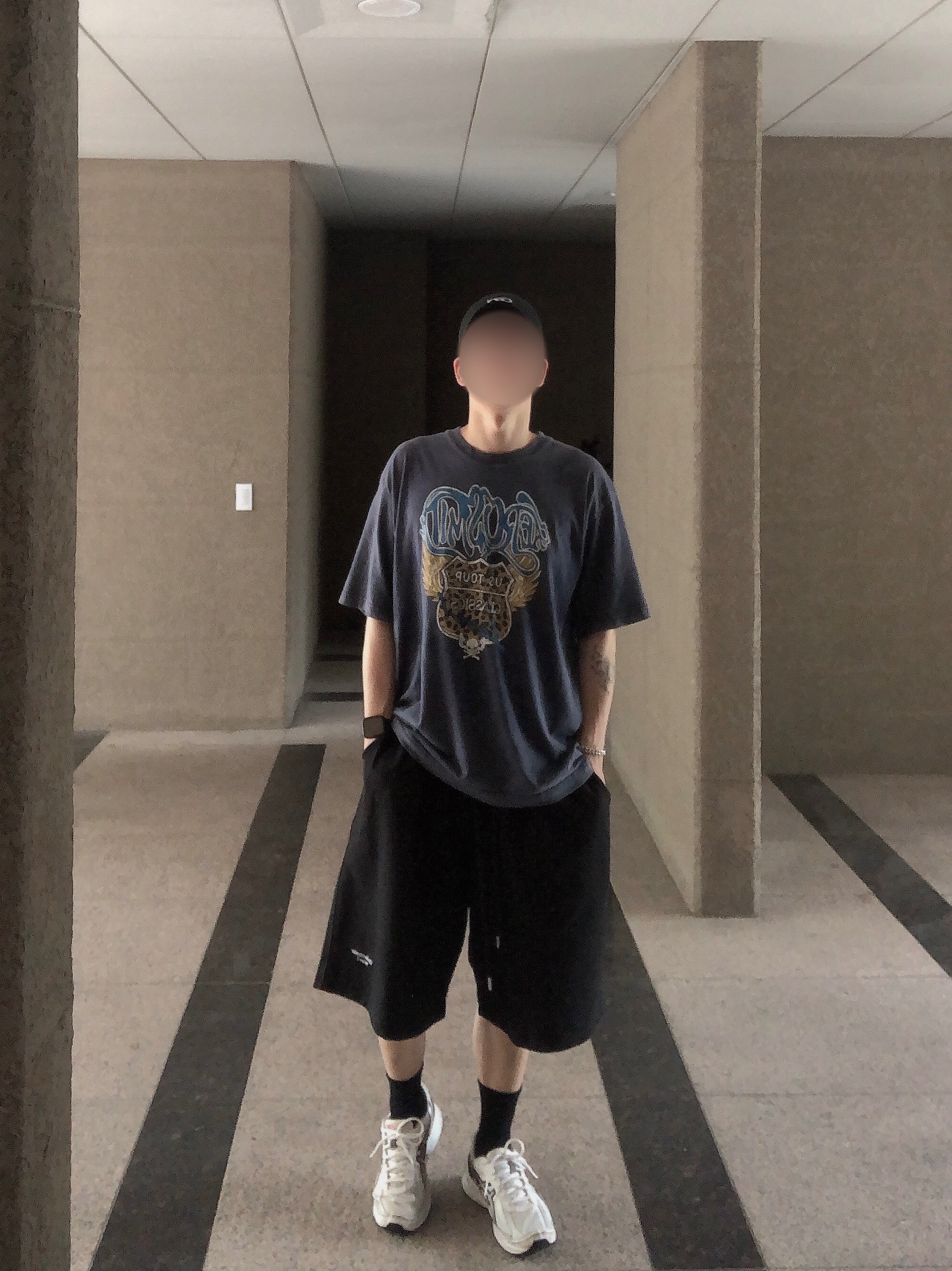 Undermycar Mu.04 Anti Fxxking Logo Play Oversized Sweat Shorts Black 착용 스타일 - 1