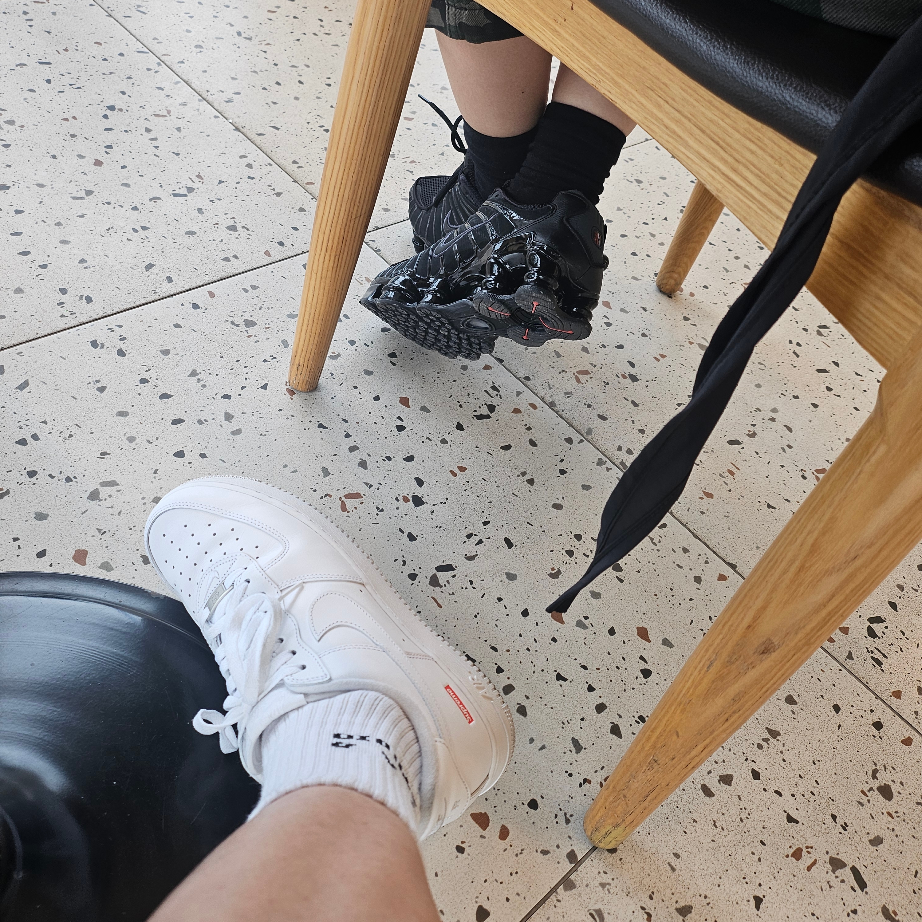 Nike x Supreme Air Force 1 Low White, (W) Nike Shox TL Black and Max Orange 착용 스타일 - 2