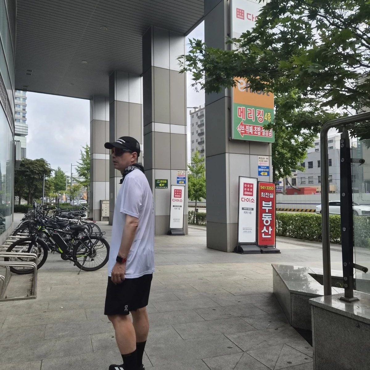 [KREAM 단독] runwhither Mesh Cap Black, On Running x Kith Core T-Shirt Brilliant White 착용 스타일 - 2