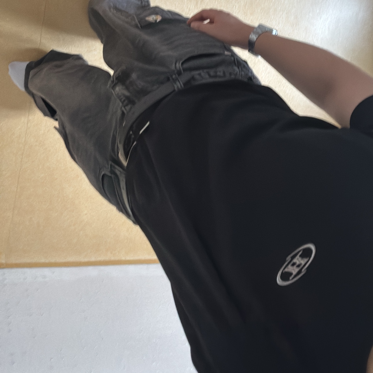 BORN TO WIN Silver B Logo Muscle Fit T-Shirts Black 착용 스타일