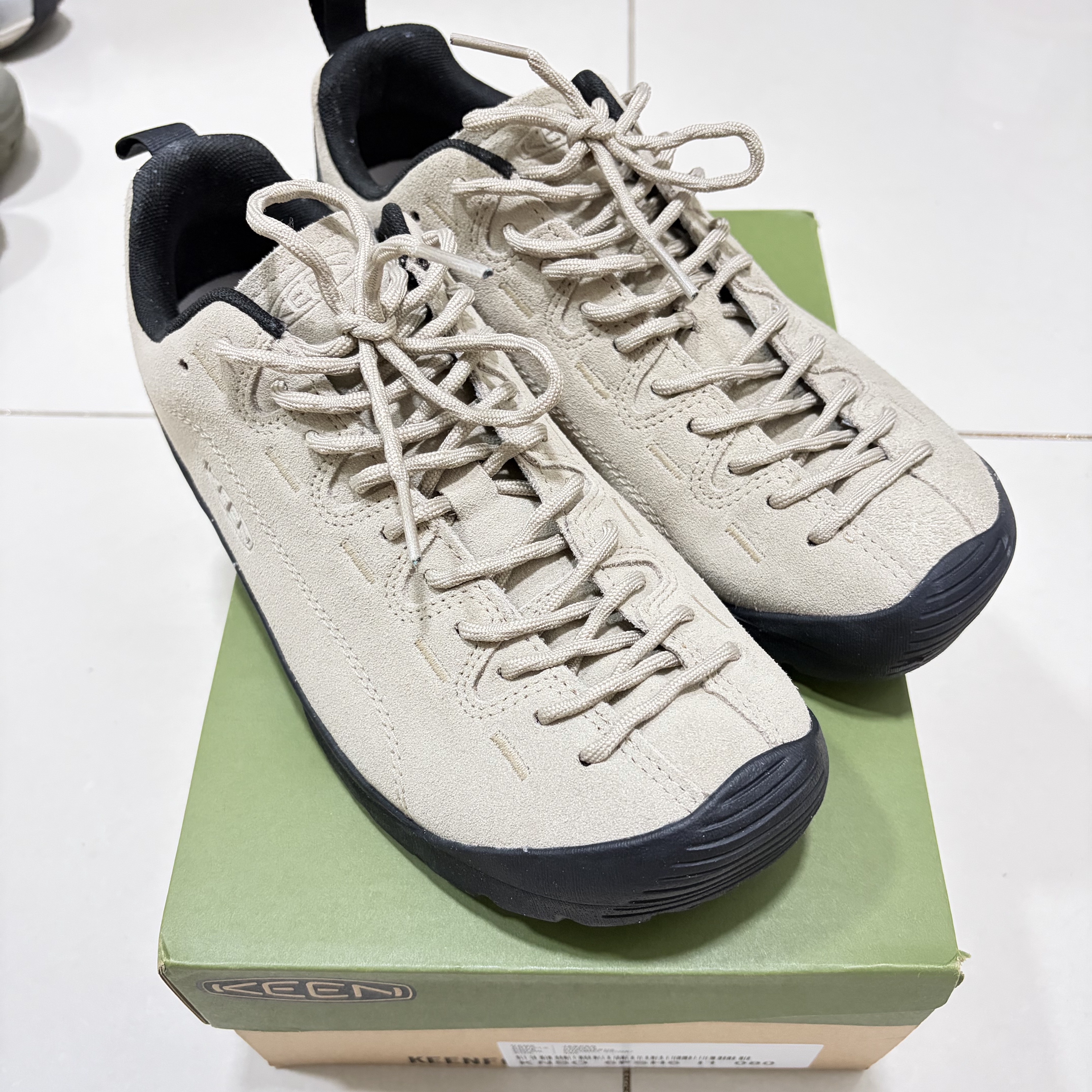 Keen Jasper Suede Sneakers Silver Mink 착용 스타일