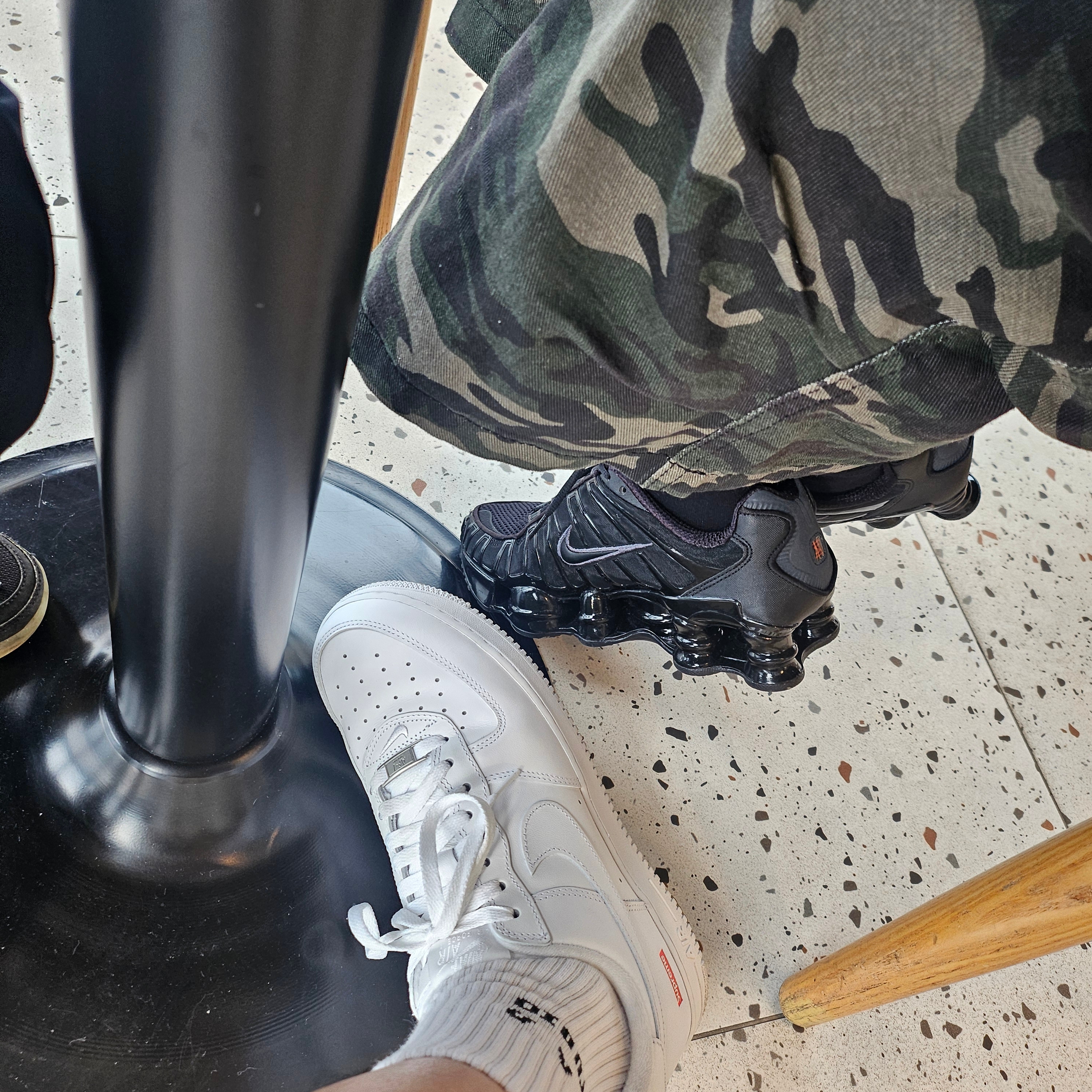 Nike x Supreme Air Force 1 Low White, (W) Nike Shox TL Black and Max Orange 착용 스타일 - 1