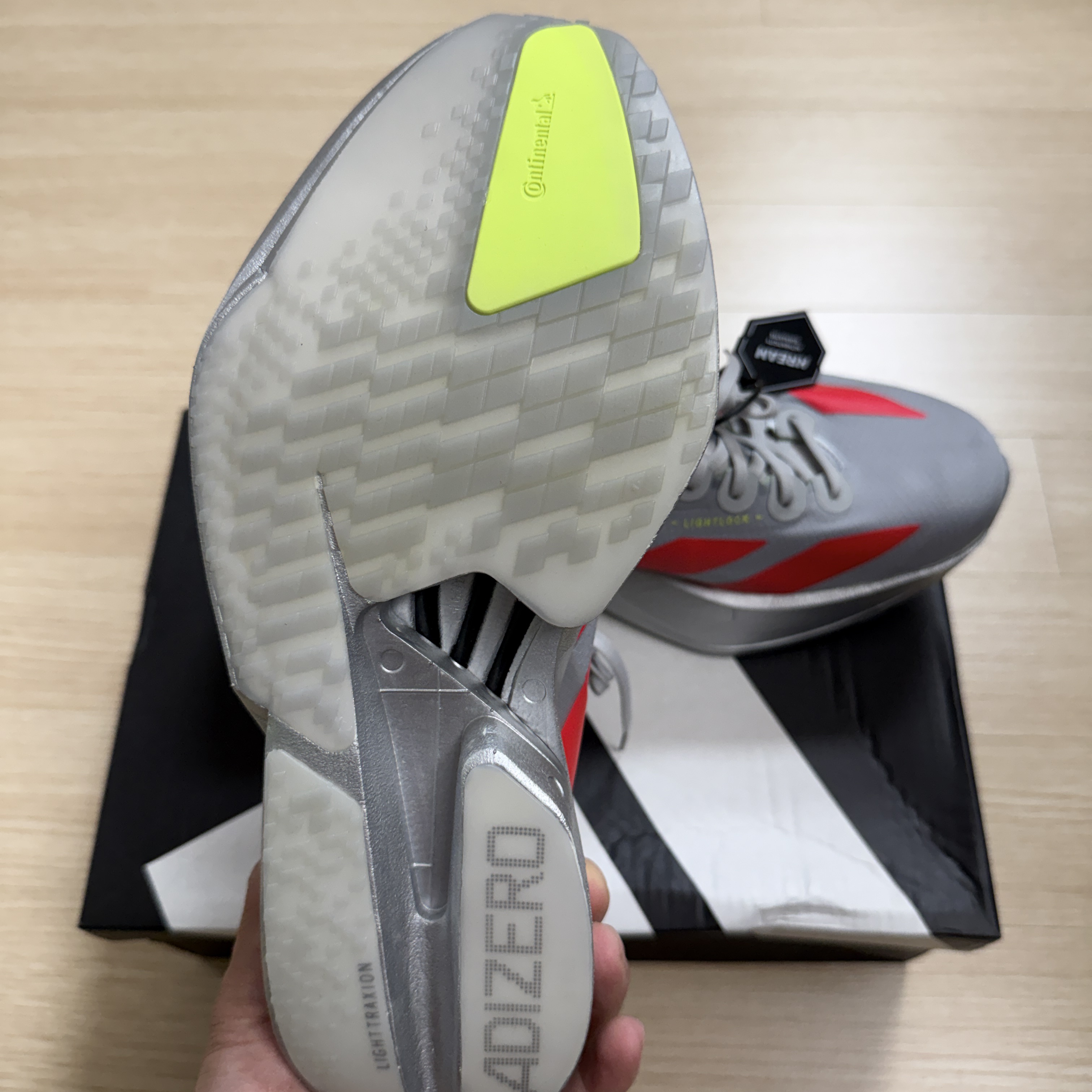 Adidas Adizero Adios Pro 4 Silver Metallic Lucid Red 착용 스타일 - 5