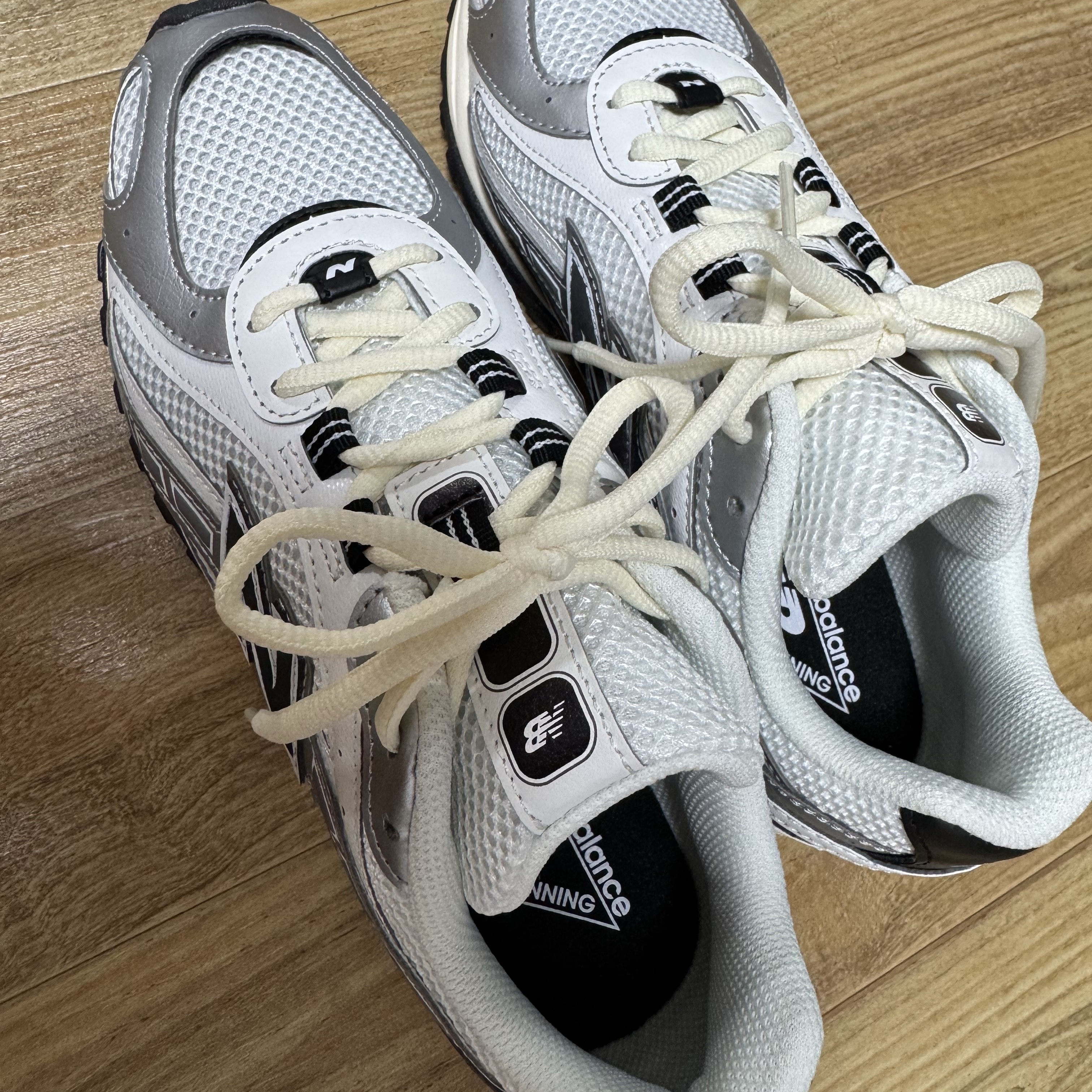 New Balance 204L Silver Metallic Black 착용 스타일 - 1