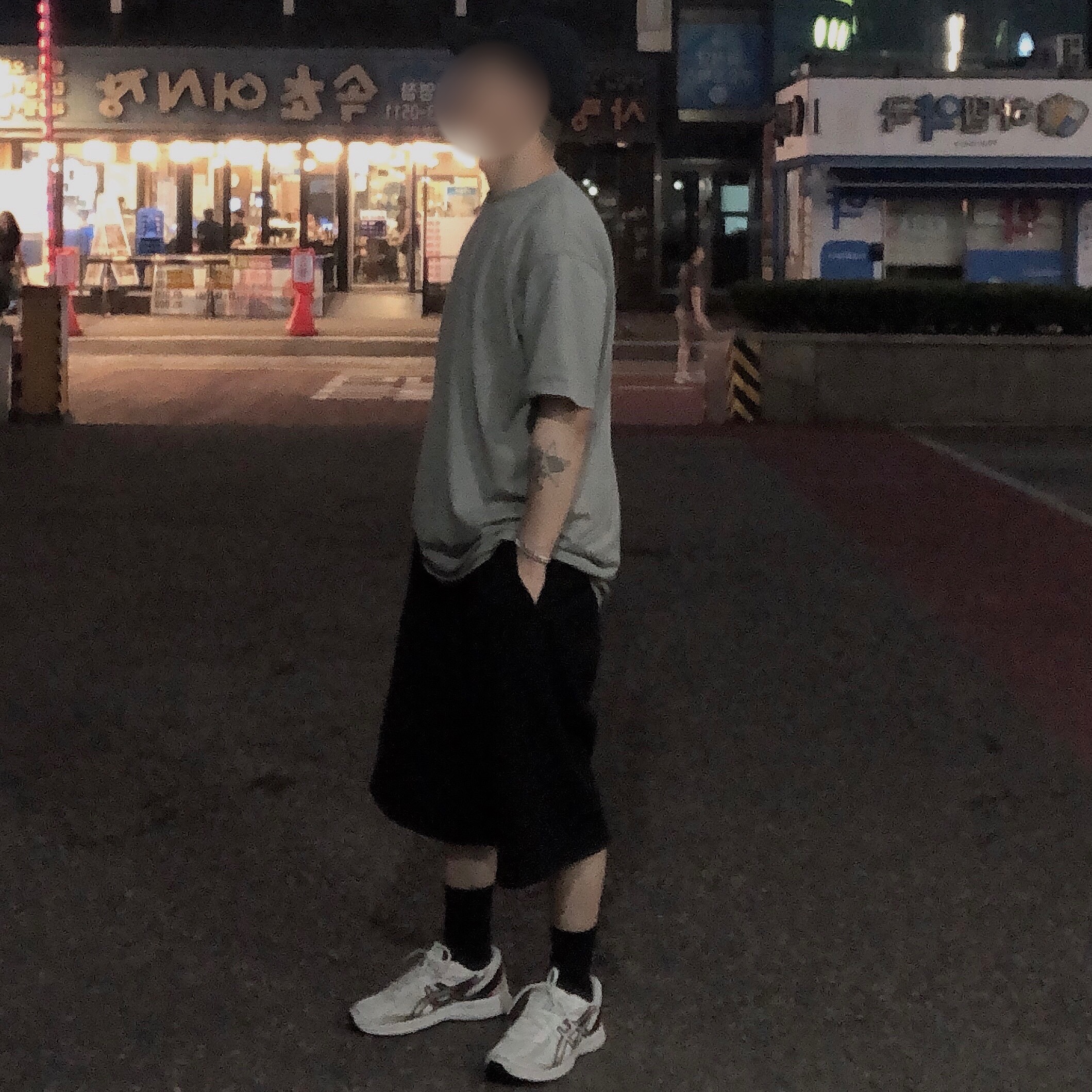 Undermycar Mu.13 Anti Fxxking Logo Play Regular Fit T-shirts Sand, Undermycar Mu.16 Anti Fxxking Logo Play Oversized One Tuck Sweat Shorts Black 착용 스타일 - 2