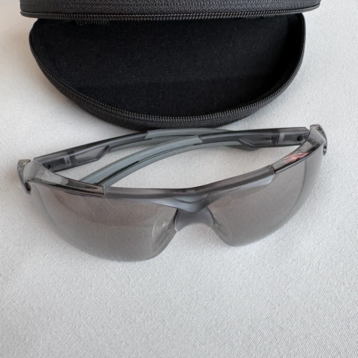 Montbell Shield Glasses Light Gray 착용 스타일