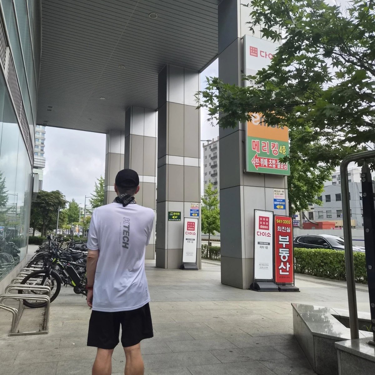 [KREAM 단독] runwhither Mesh Cap Black, On Running x Kith Core T-Shirt Brilliant White 착용 스타일 - 1