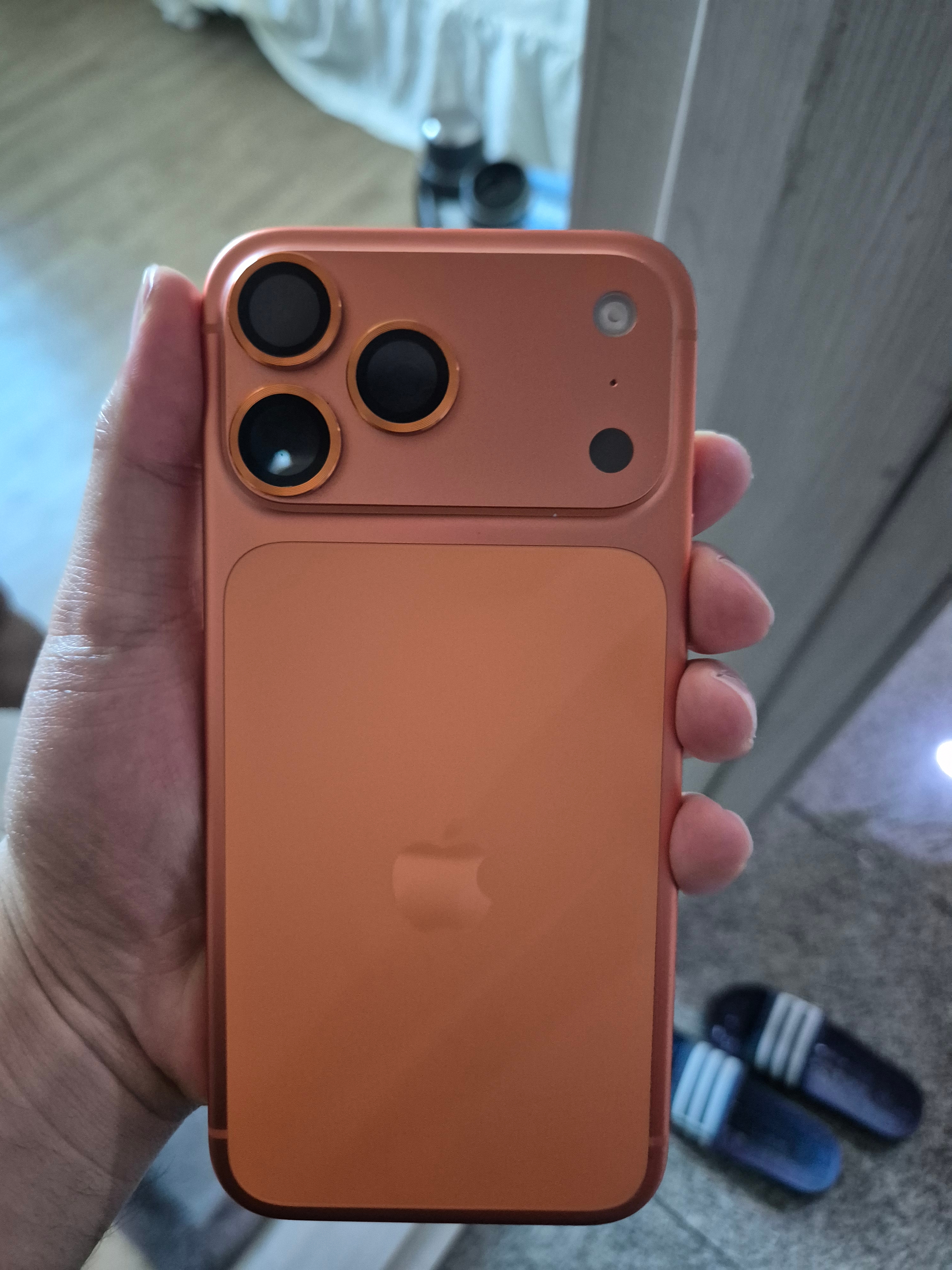 Apple iPhone 17 Pro 256GB Cosmic Orange 착용 스타일