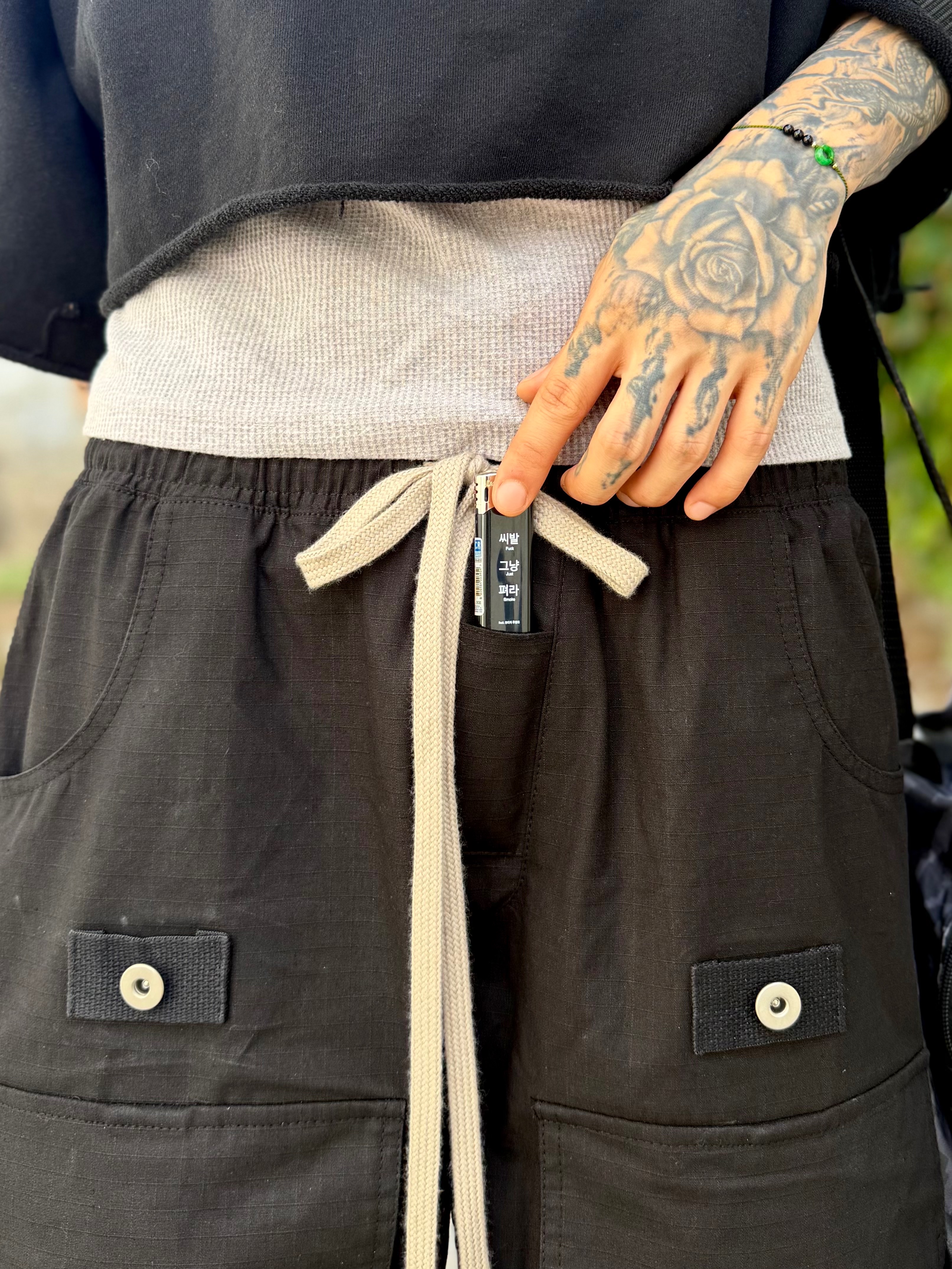 Wapworks Camp Supply Cargo Pants Black, Rick Owens Mega Bumper Sneakers Black Milk 착용 스타일 - 7