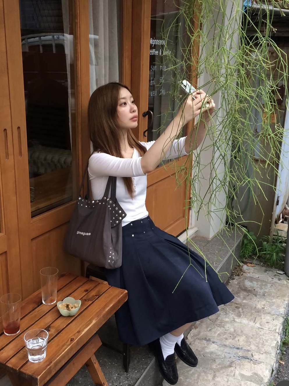 Gimaguas Stud Tote Bag Grey 착용 스타일 - 3