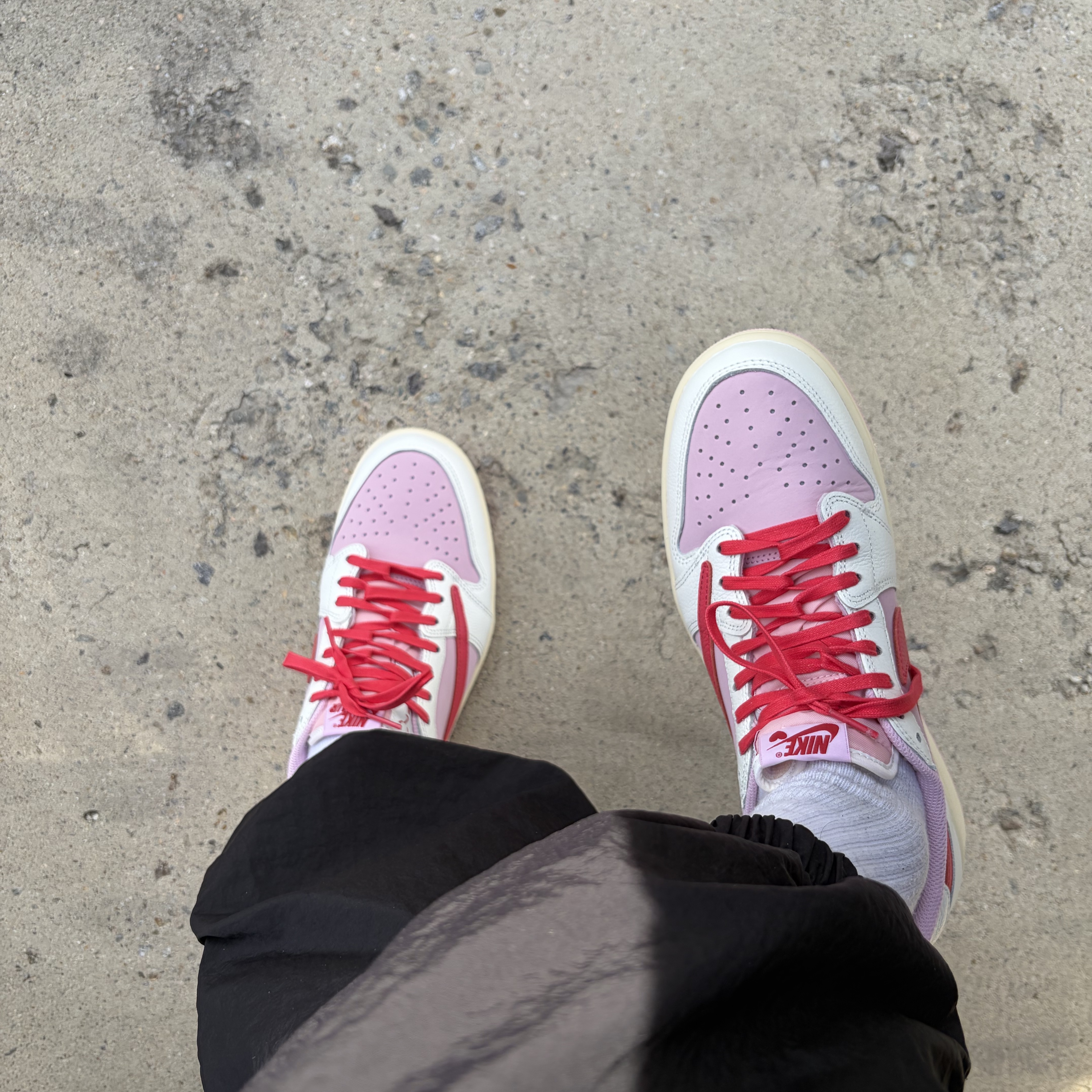 Jordan 1 x Travis Scott Retro Low OG SP Sail Tropical Pink 착용 스타일 - 1