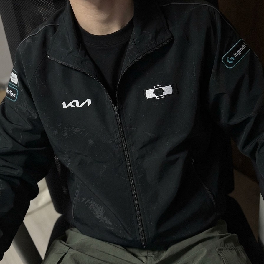 Dplus KIa 2026 Official Uniform Jacket  (Non Marking Ver.) 착용 스타일