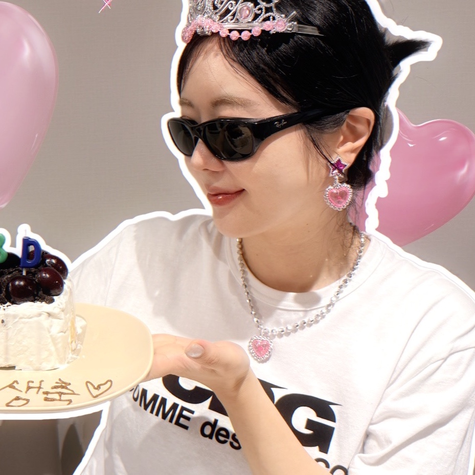 Ray-Ban DADDY-O II Polished Black Frame Green Classic G-15 Lenses, CDG Logo T-Shirt White 착용 스타일 - 2