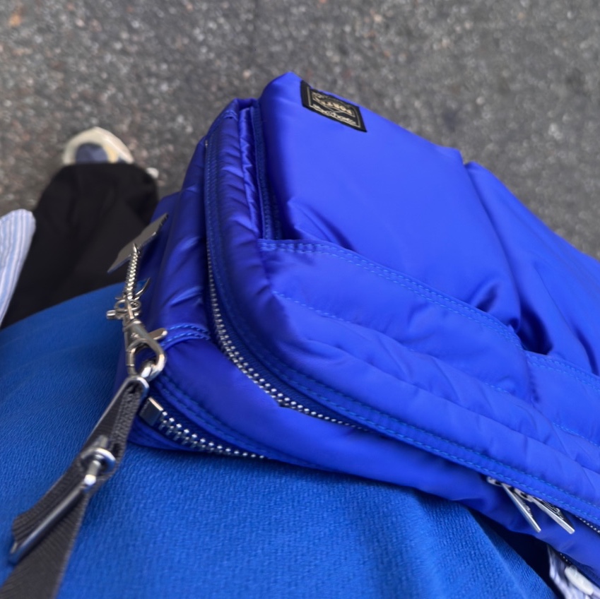 Porter Topaz Sling Bag W Zip L Royal Blue 착용 스타일 - 2