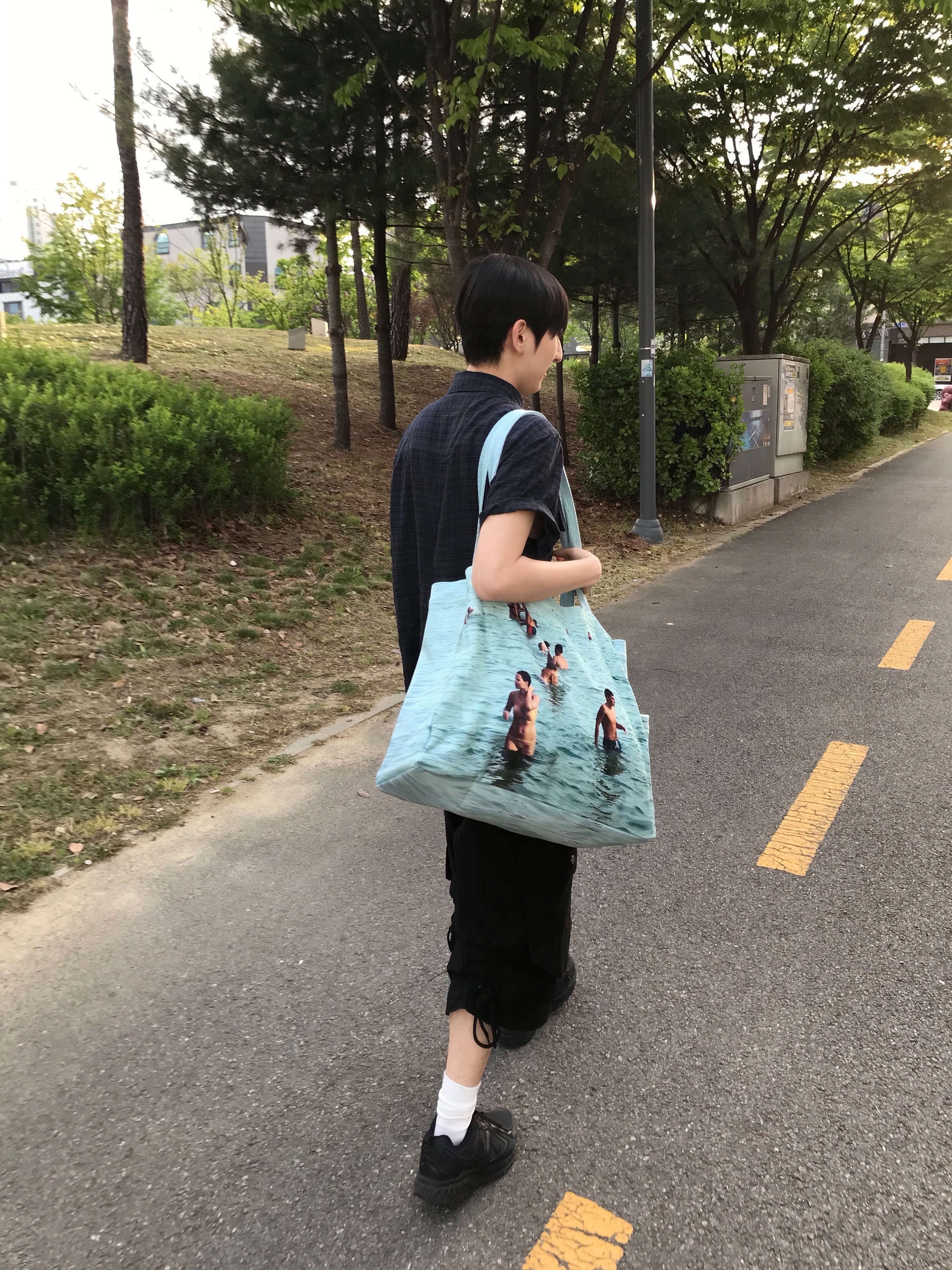 dadgetool Ocean Big Bag, New Balance 410v5 Black - 2E Wide 착용 스타일 - 1