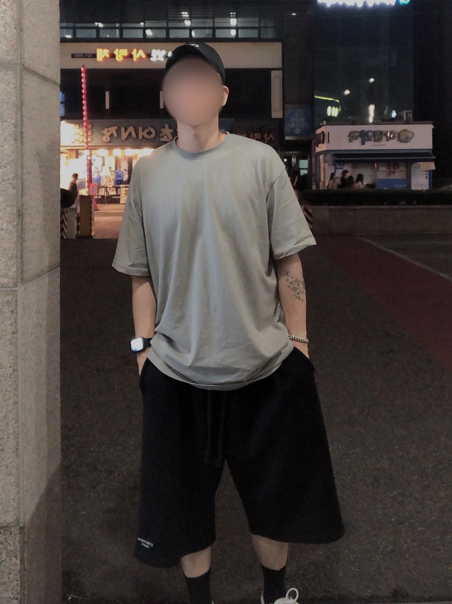 Undermycar Mu.13 Anti Fxxking Logo Play Regular Fit T-shirts Sand, Undermycar Mu.16 Anti Fxxking Logo Play Oversized One Tuck Sweat Shorts Black 착용 스타일 - 1