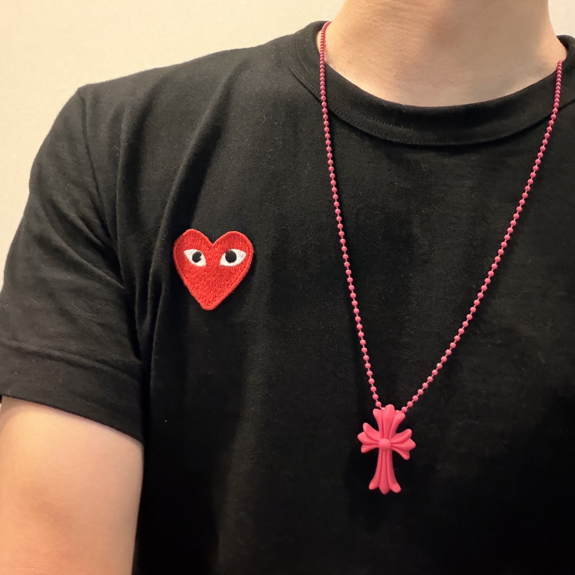 Play Comme des Garcons Red Heart T-Shirt Black, Chrome Hearts Silichrome CH Cross Pendant Pink 2022 착용 스타일 - 2