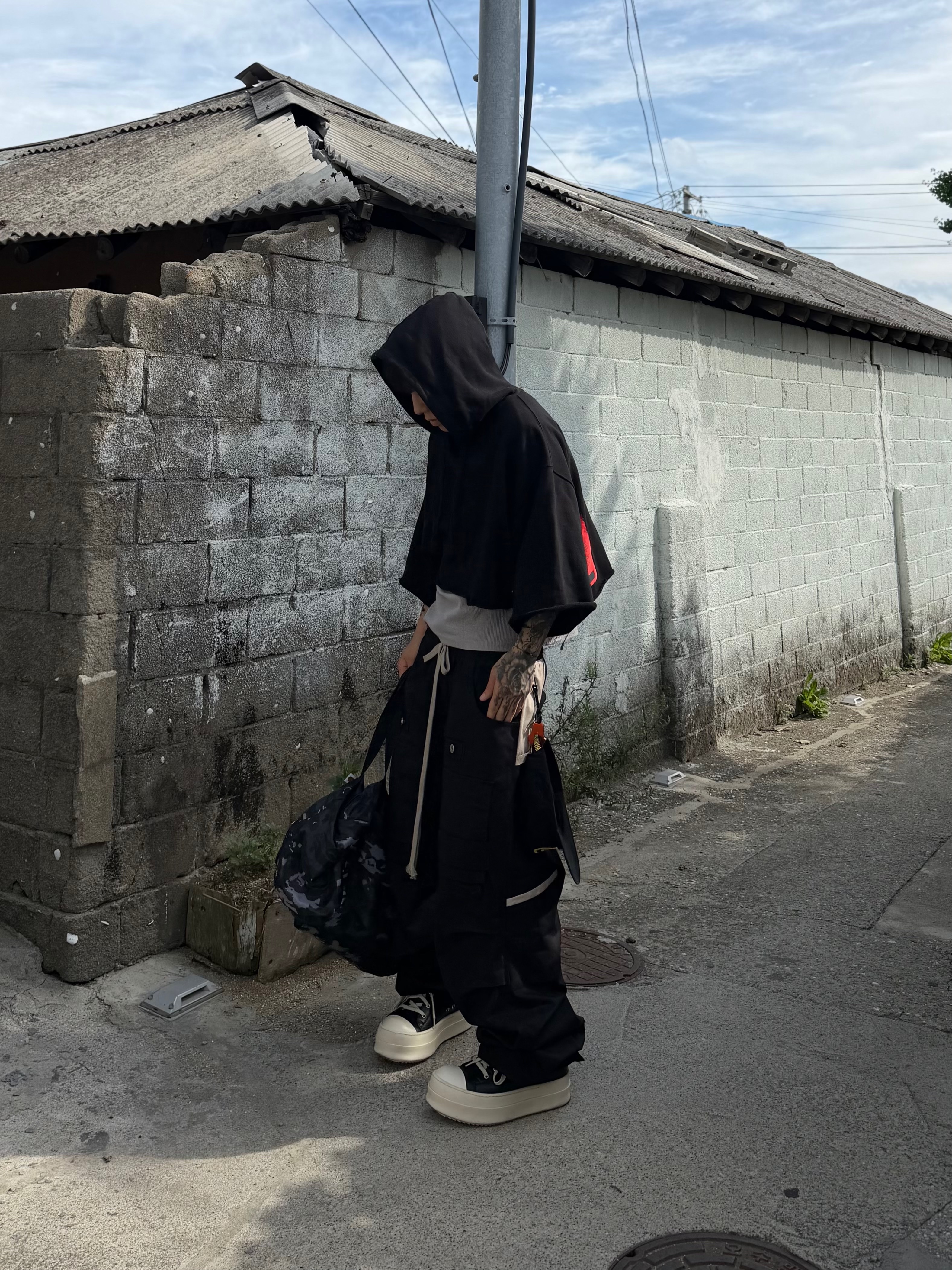 Wapworks Camp Supply Cargo Pants Black, Rick Owens Mega Bumper Sneakers Black Milk 착용 스타일 - 3