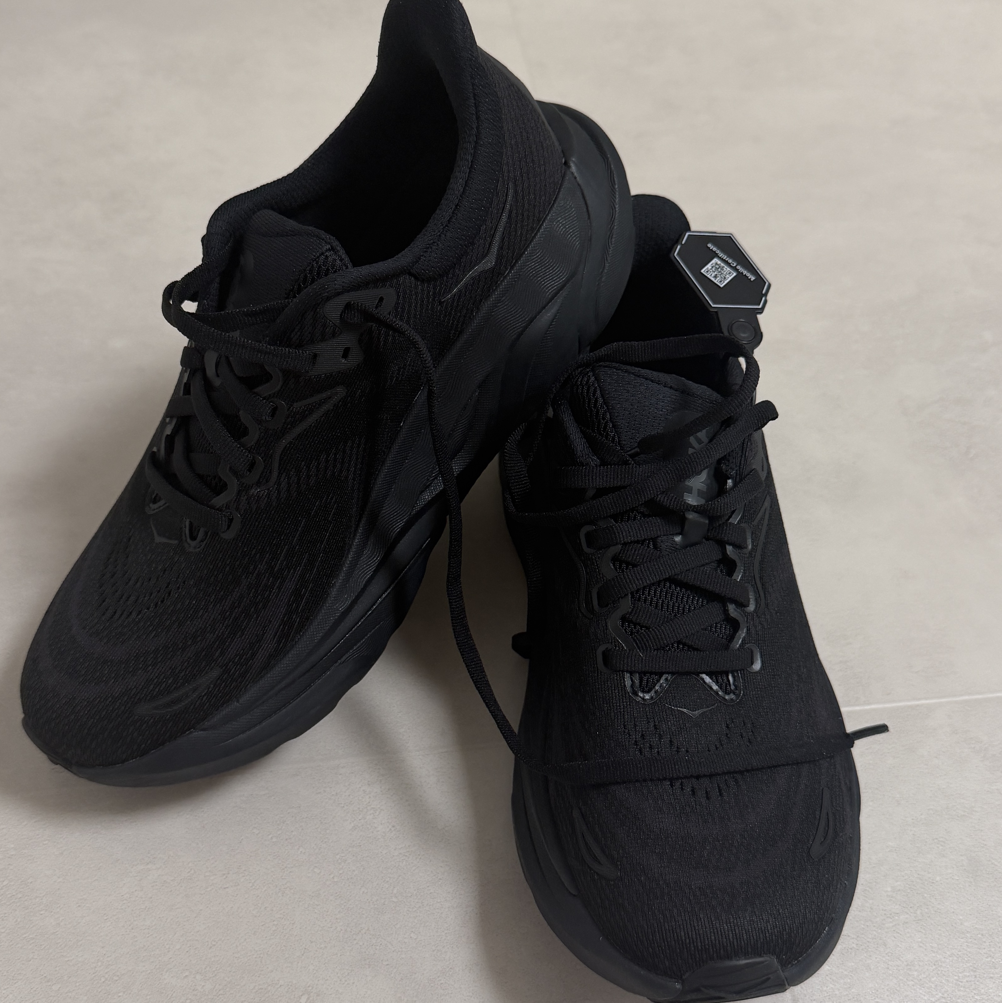 (W) Hoka Arahi 8 Black - Wide 착용 스타일