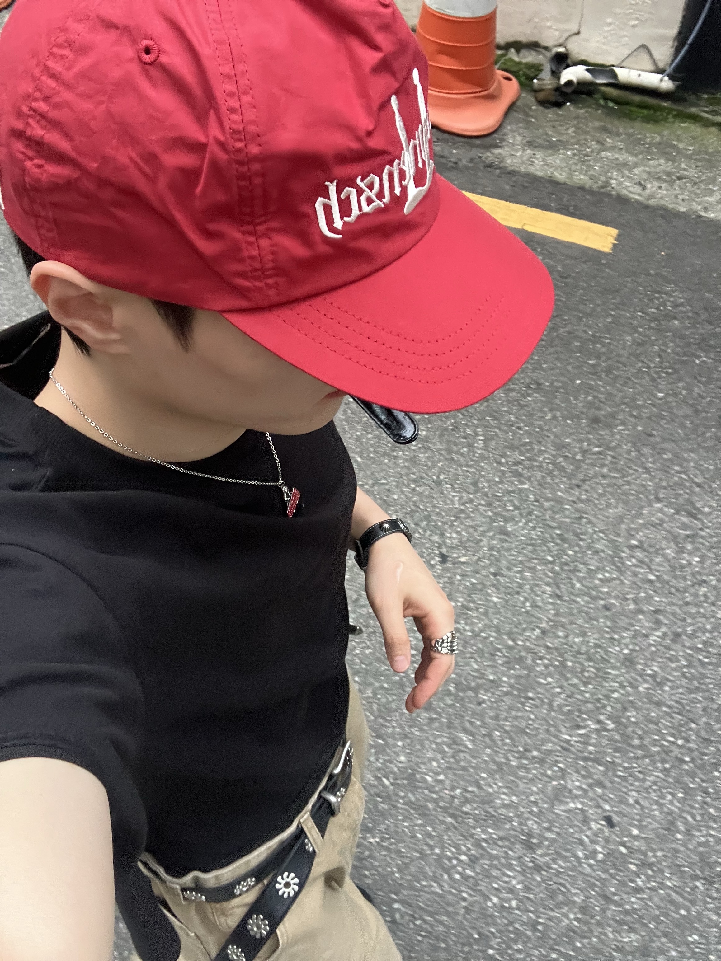 G-DRAGON Ubermensch Cap Burgundy, Hysteric Glamour Vixen Girl Necklace Silver 착용 스타일
