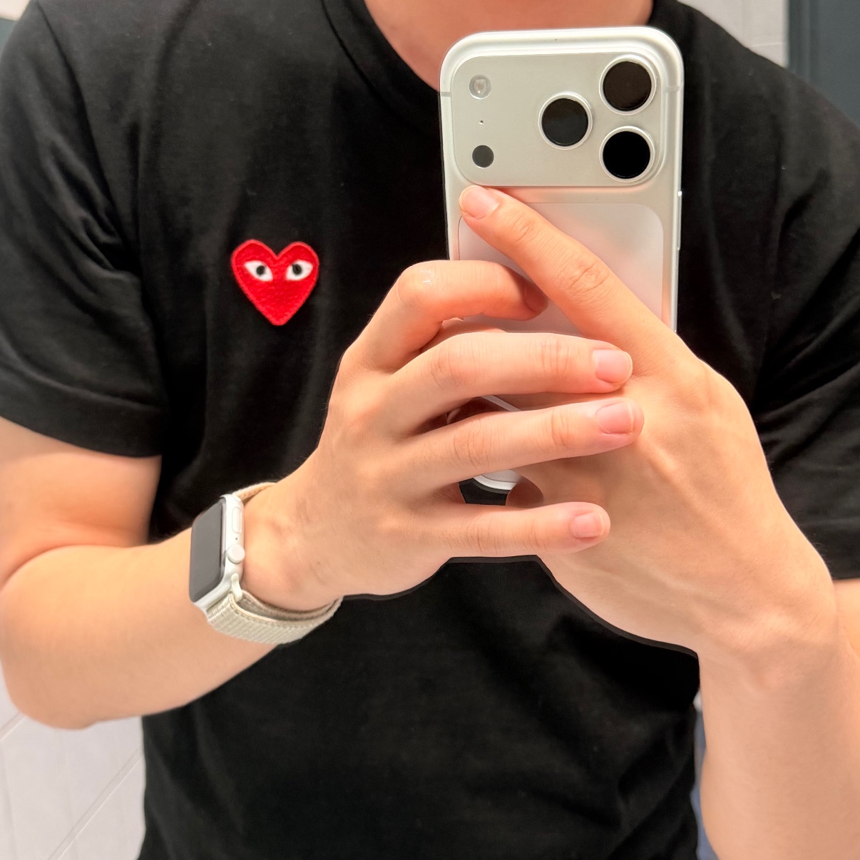 Play Comme des Garcons Red Heart T-Shirt Black, Chrome Hearts Silichrome CH Cross Pendant Pink 2022 착용 스타일 - 1