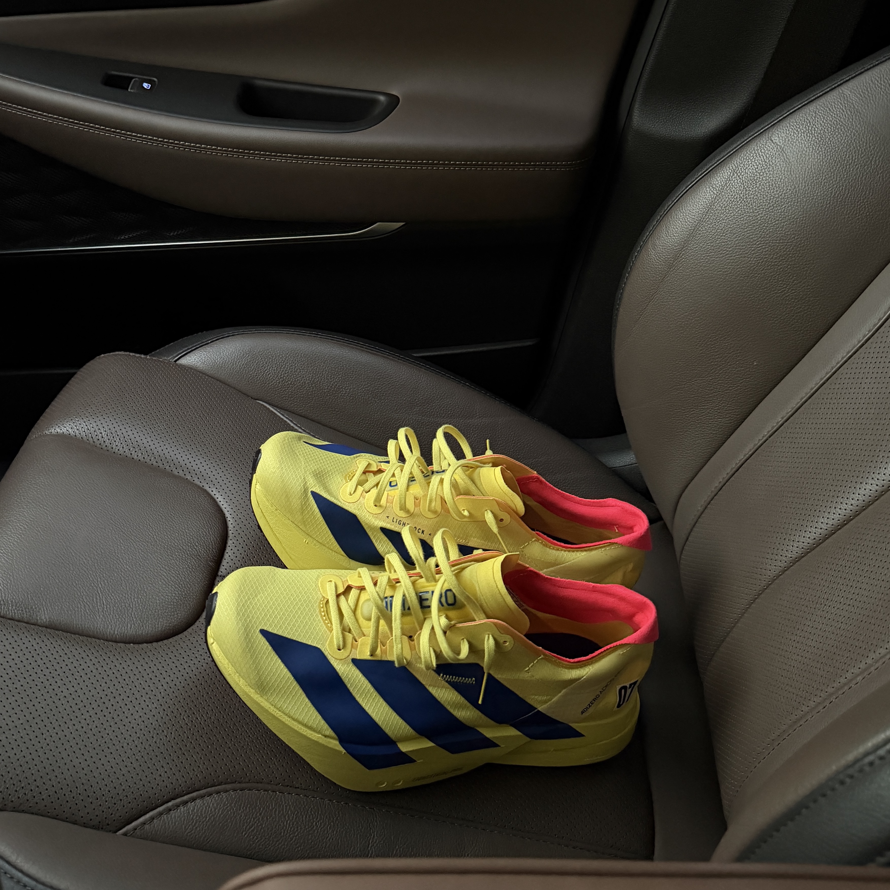 Adidas Adizero Adios Pro 4 Pure Sulfur Lucid Blue 착용 스타일