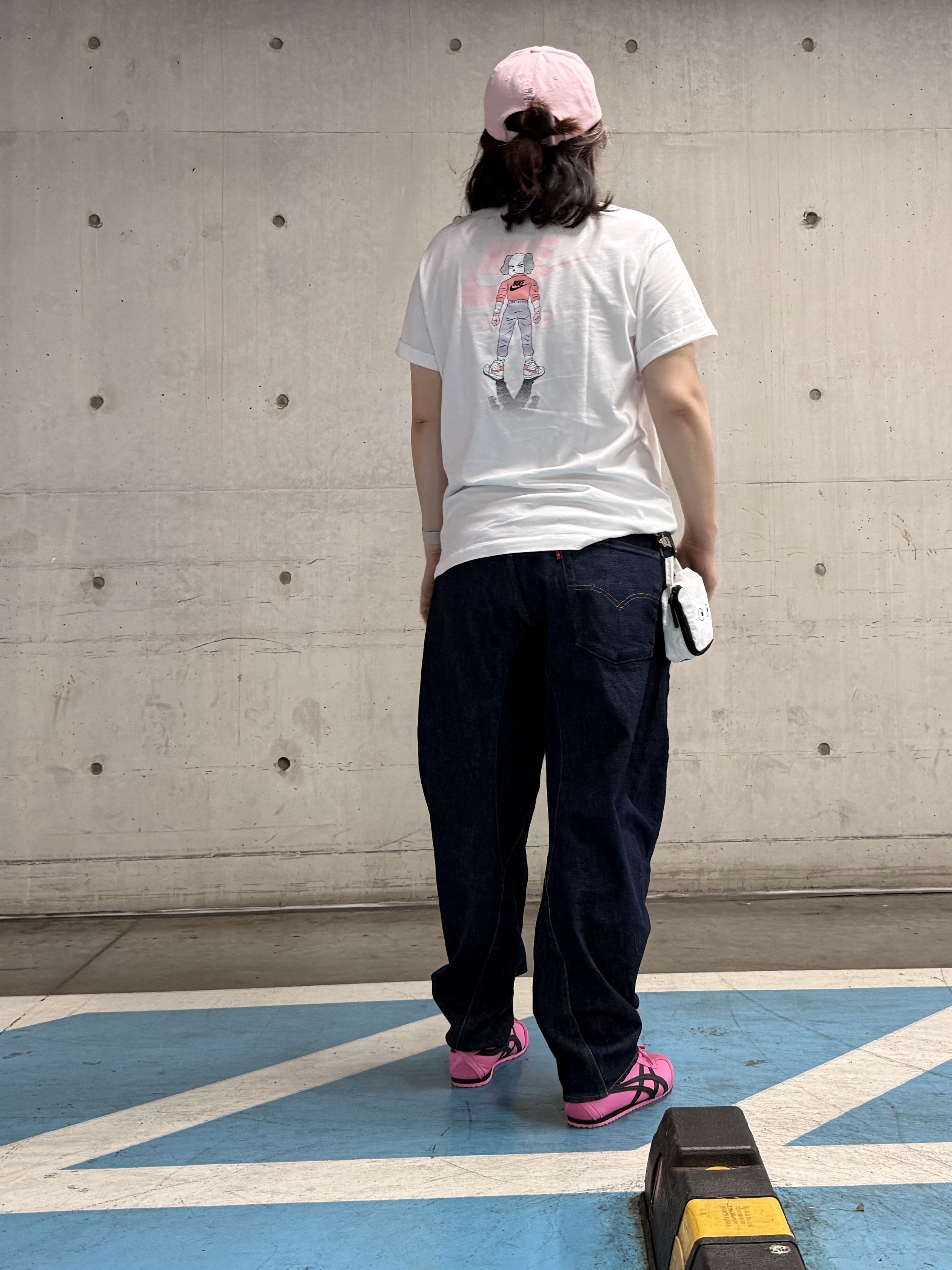 Levi's 578 Baggy Jeans Dark Wash, New Era MLB Team Classic Philadelphia Phillies Game Ball Cap Scarlet 착용 스타일