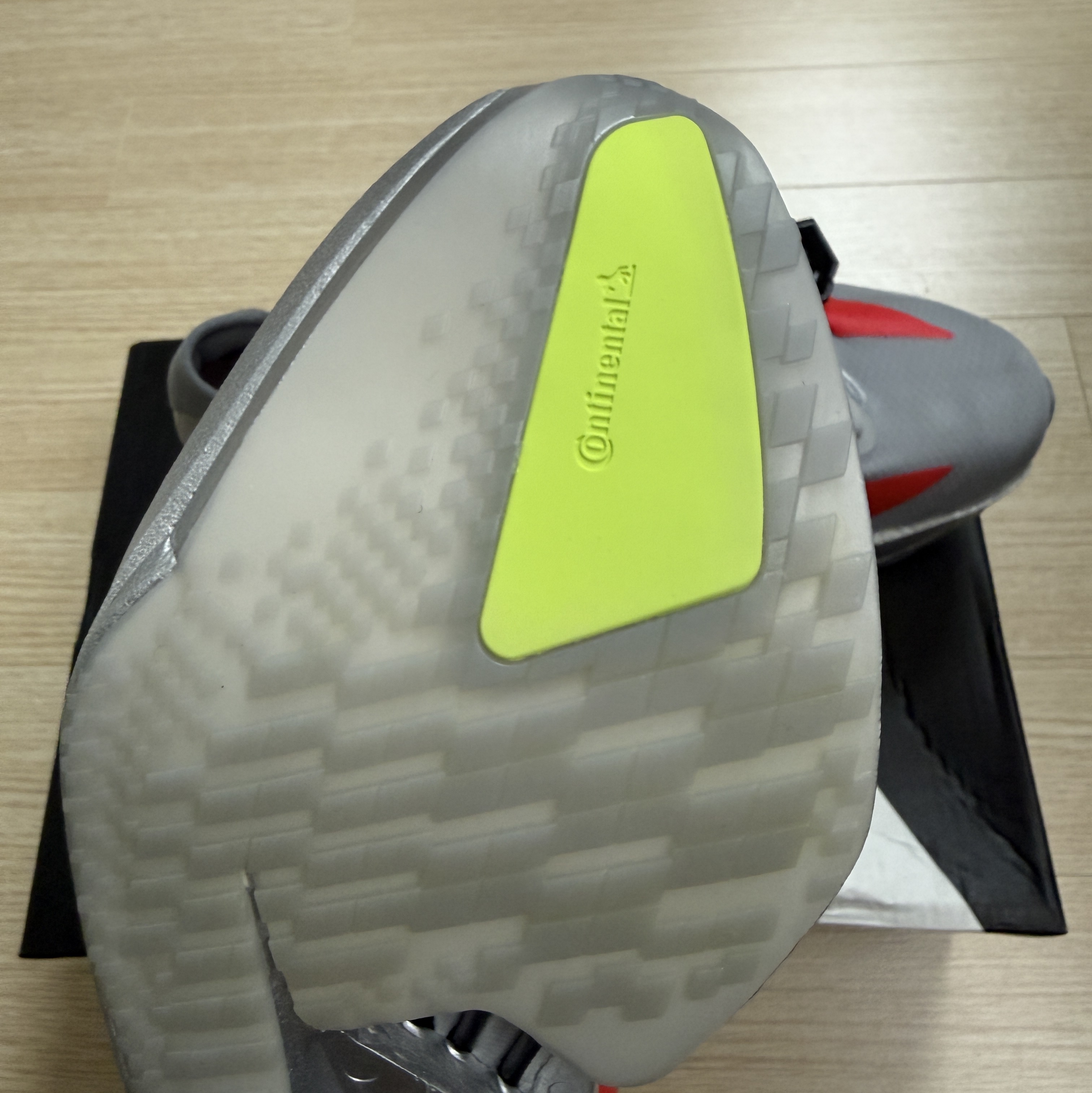 Adidas Adizero Adios Pro 4 Silver Metallic Lucid Red 착용 스타일 - 6